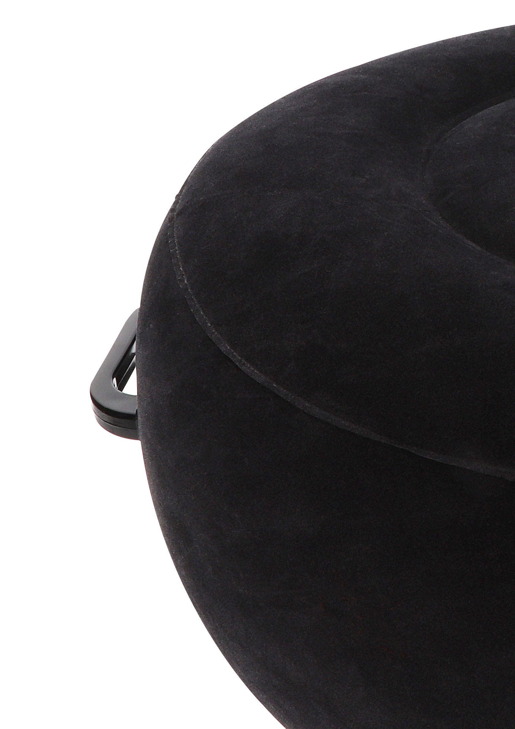 Repose-pieds gonflable noir confortable pour la maison ou le voyage. Léger et facile à transporter.; Comfortabele, zwarte opblaasbare voetensteun voor thuis of op reis. Lichtgewicht en makkelijk mee te nemen.; Comfortable black inflatable foot rest for home or travel. Lightweight and easy to carry.