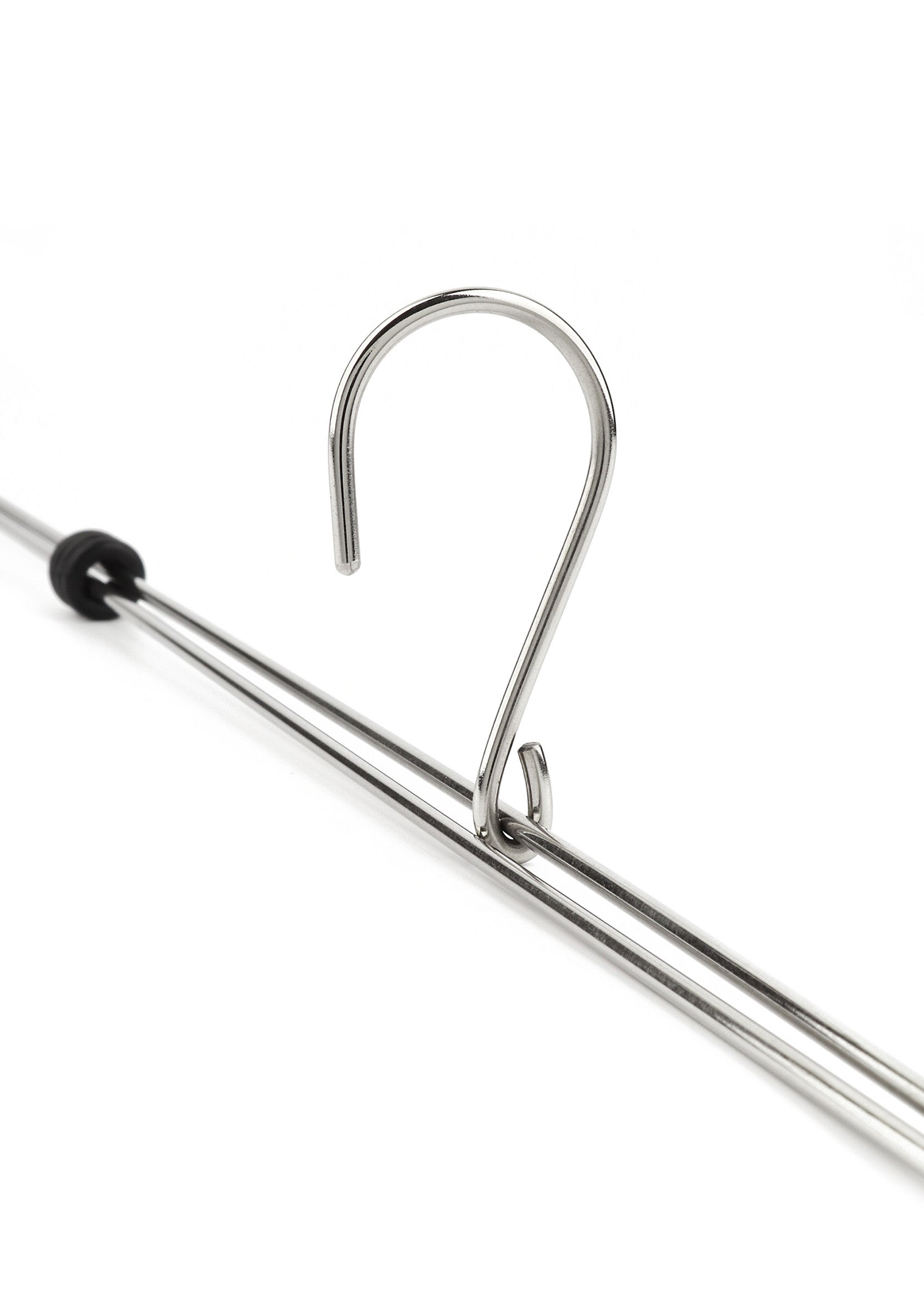 Cintre multiple en métal argenté pour vêtements. Solution de rangement peu encombrante pour votre garde-robe.; Zilverkleurige metalen multi-hanger voor kleding. Ruimtebesparende oplossing voor je kledingkast.; Silver metal multi-hanger for clothes. Space-saving storage solution for your wardrobe.