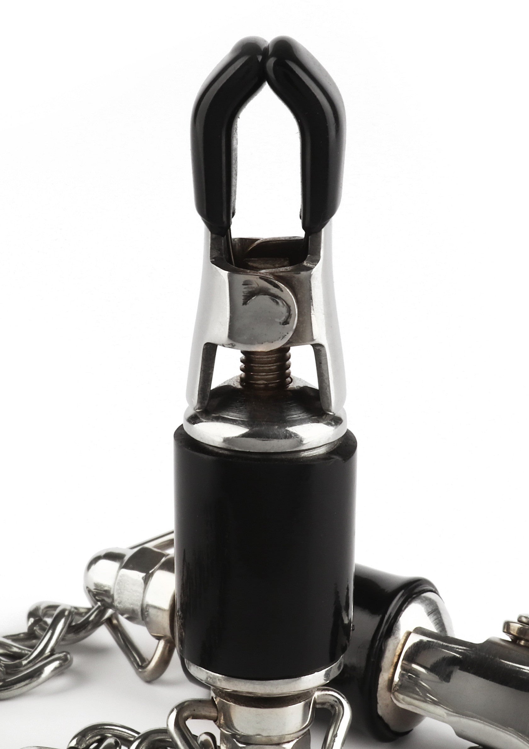 Pinces à tétons réglables en métal et caoutchouc noir pour une stimulation intense et sensuelle.; Verstelbare tepelklemmen van metaal en zwart rubber voor intense, sensuele stimulatie.; Adjustable nipple clamps in metal and black rubber for intense, sensual stimulation.