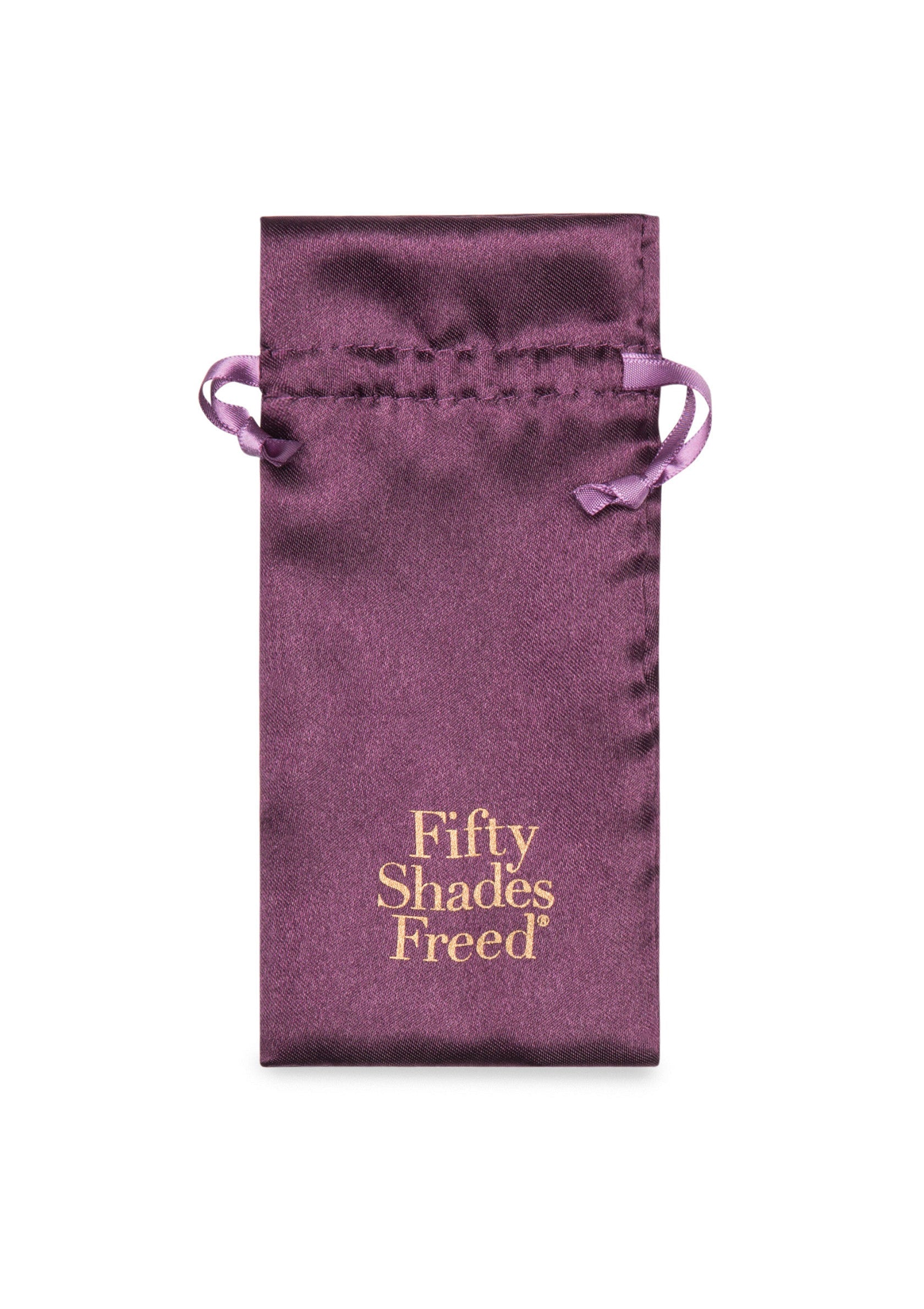 Pochette cadeau Fifty Shades Freed violette en satin avec cordon de serrage, idéale pour un emballage cadeau élégant.; Paarse Fifty Shades Freed satijnen geschenkzak met trekkoord, ideaal voor een elegante cadeauverpakking.; Purple Fifty Shades Freed satin gift pouch with drawstring, perfect for elegant gift wrapping.