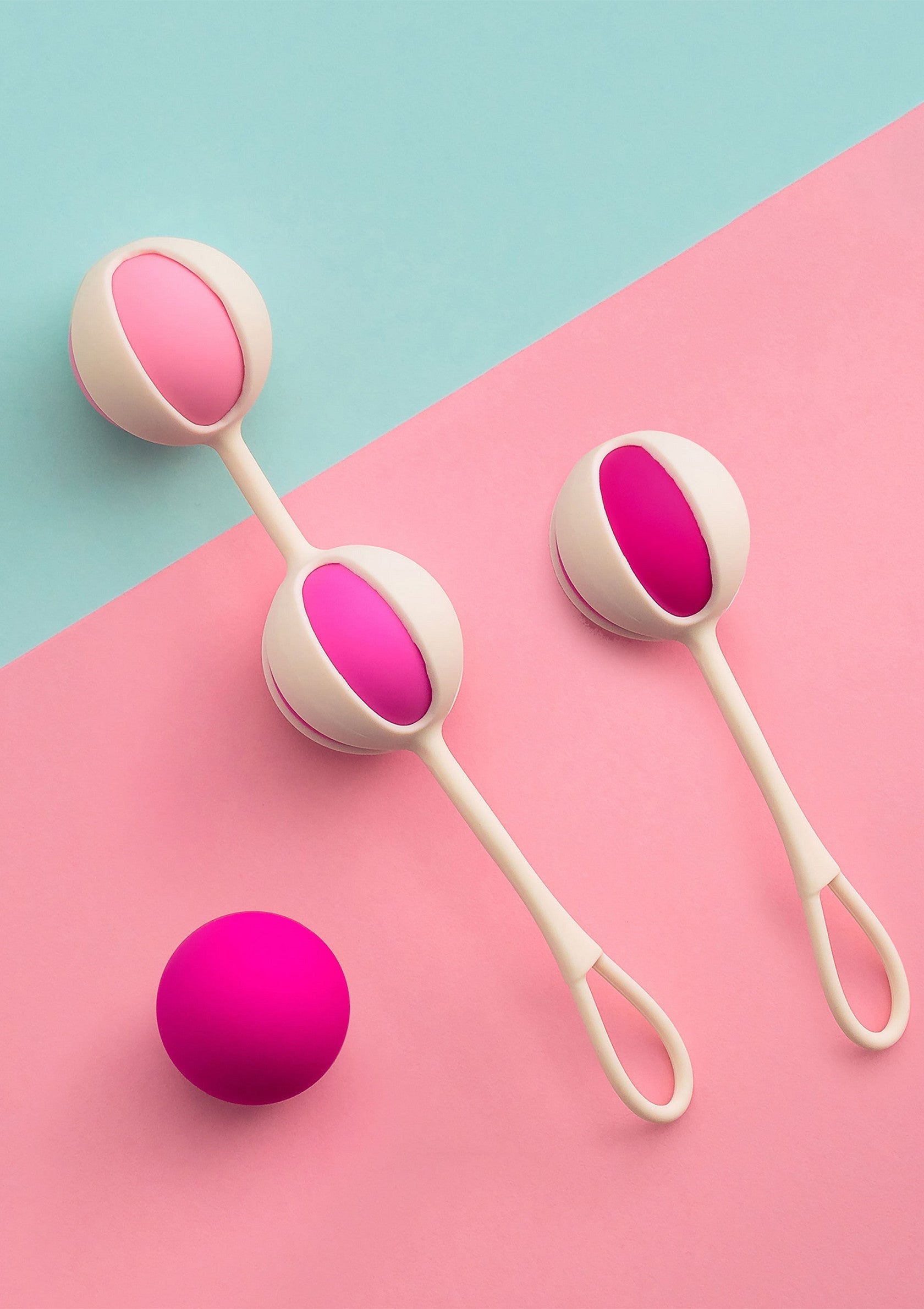 Boules de geisha roses et blanches pour le bien-être féminin.; Roze en witte bekkenbodemspieren trainingsballen voor vrouwelijke gezondheid.; Pink and white Kegel balls for pelvic floor muscle exercise & feminine wellness.