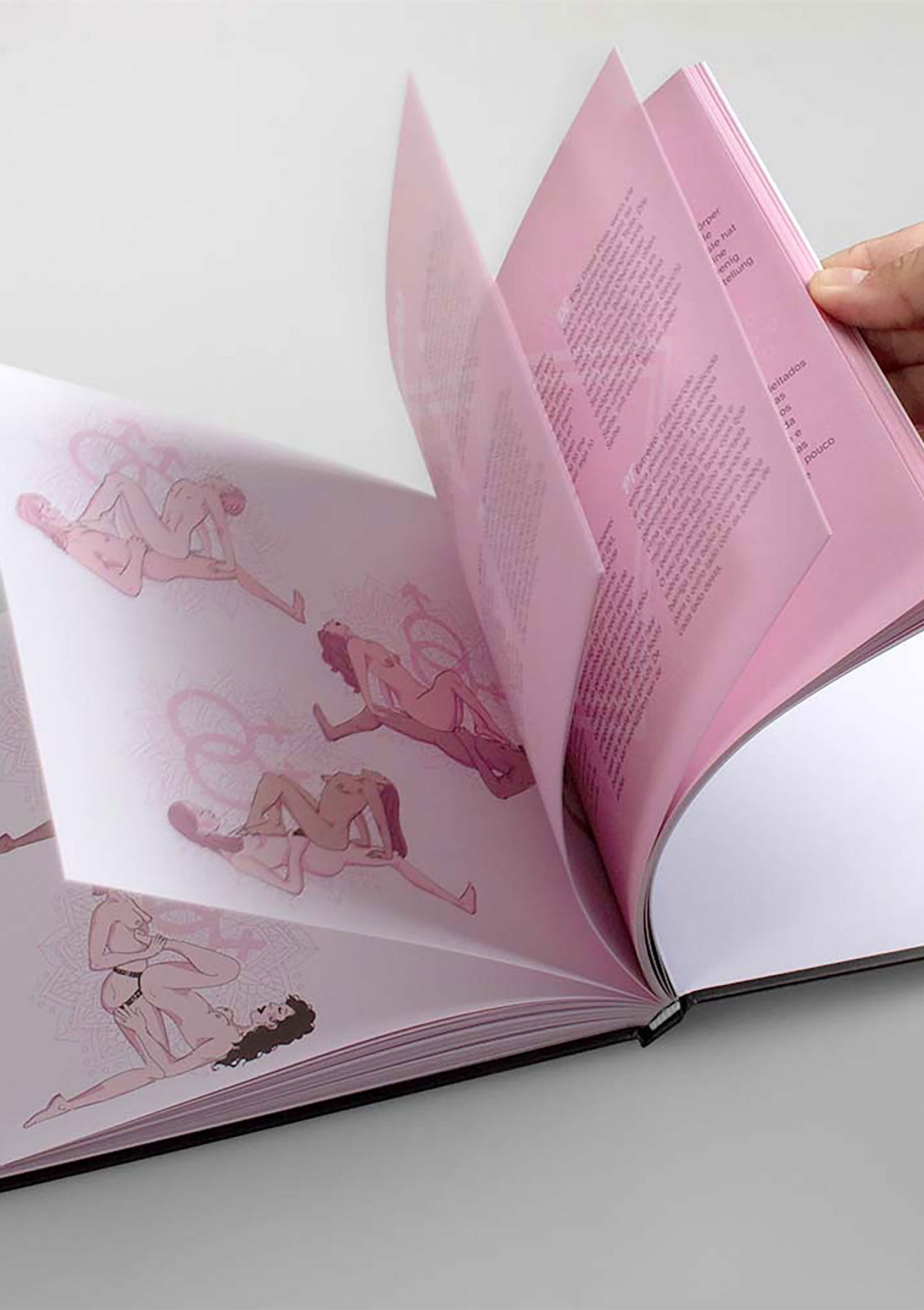 Livre illustré rose. Découvrez des positions intimes illustrées avec élégance. Un guide coquin pour explorer votre sensualité.; Roze geïllustreerd boek. Ontdek elegant geïllustreerde, intieme posities. Een ondeugende gids om je sensualiteit te verkennen.; Pink illustrated book. Discover elegantly illustrated intimate positions. A naughty guide to explore your sensuality.