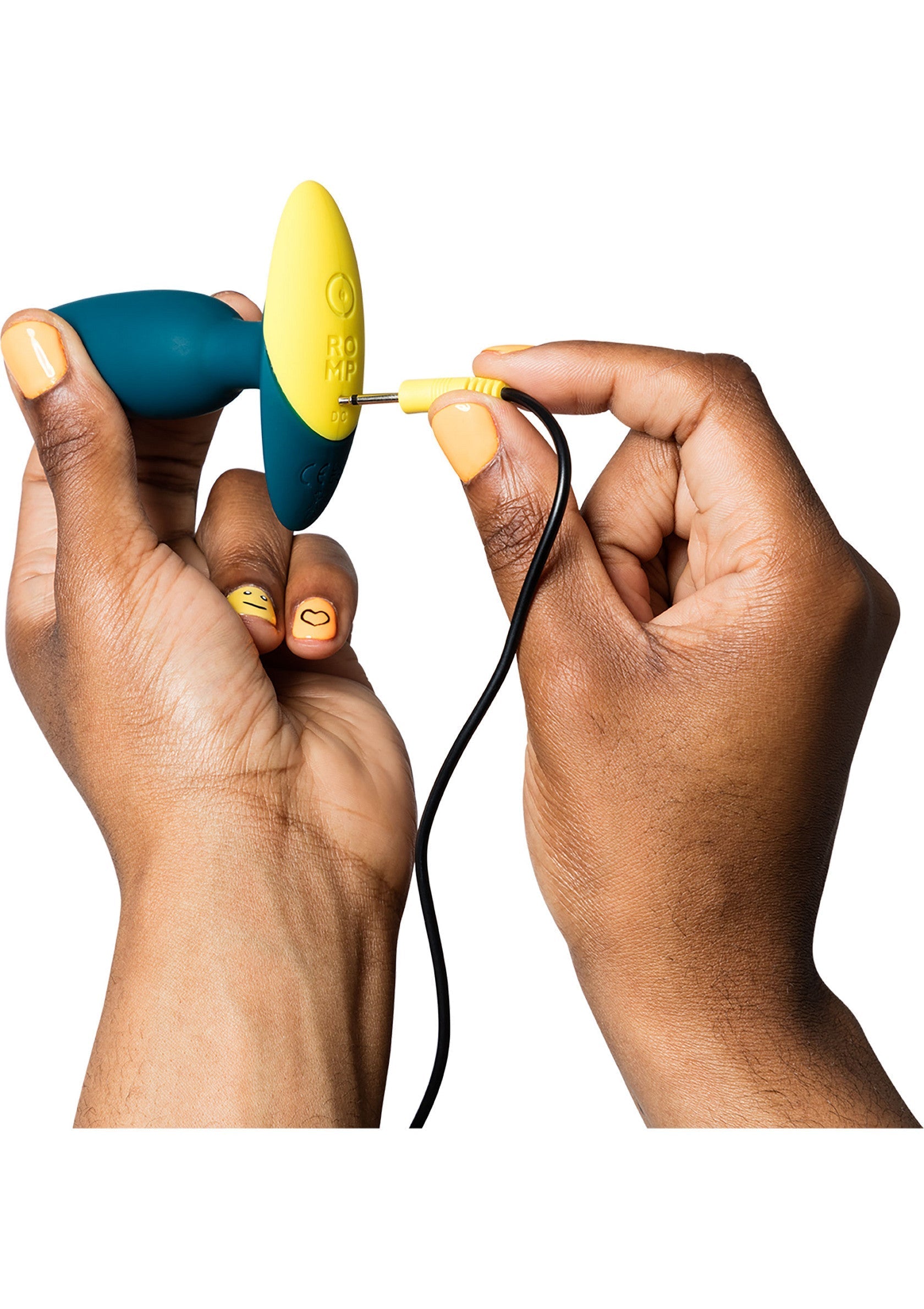 Plug anal vibrant rechargeable bleu et jaune avec câble de charge.; Oplaadbare vibrerende buttplug in blauw en geel met oplaadkabel.; Rechargeable vibrating butt plug in blue and yellow with charging cable.