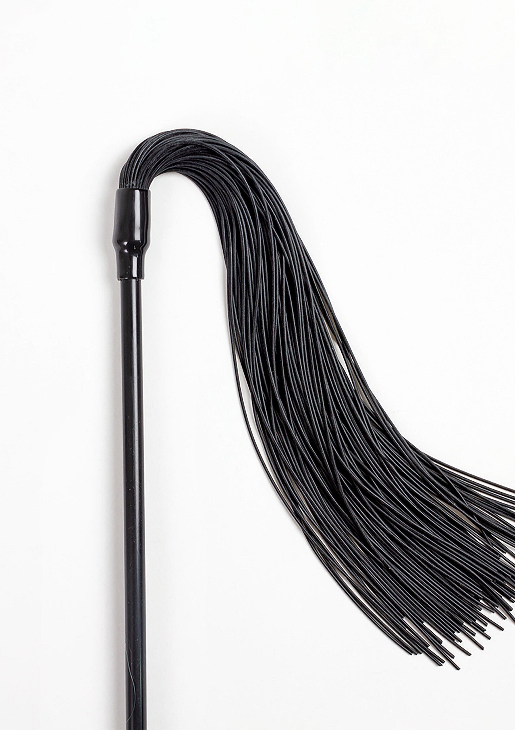 Cravache noire à lanières fines pour jeux de rôle et pratiques BDSM.; Zwarte zweep met dunne riemen voor rollenspellen en BDSM-praktijken.; Black flogger with thin straps for roleplay and BDSM practices.