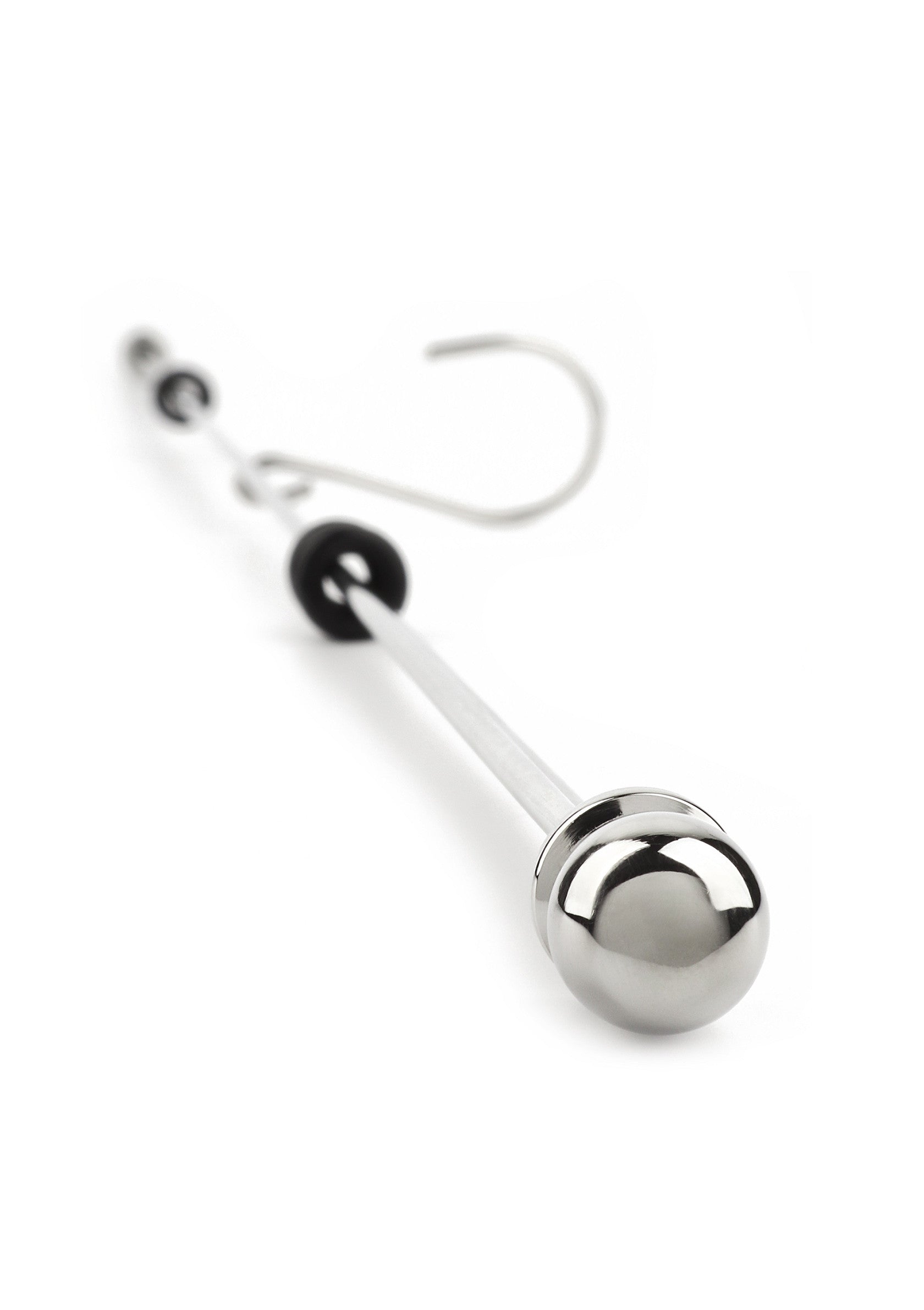 Boucle d'oreille pendante argentée avec perles noires. Élégante et moderne, parfaite pour toutes les occasions.; Zilverkleurige oorbel met zwarte kralen. Elegant en modern, perfect voor elke gelegenheid.; Silver dangling earring with black beads. Stylish and modern, perfect for any occasion.