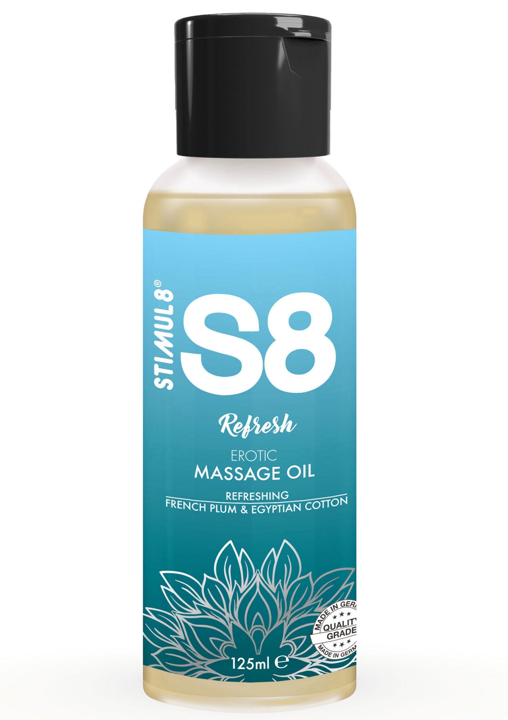 Huile de massage érotique Stimul8 S8 Refresh pour une peau douce et parfumée. Prune française et coton égyptien, 125ml.; Stimul8 S8 Refresh erotische massageolie voor een zachte, gehydrateerde huid. Franse pruim en Egyptisch katoen, 125ml.; Stimul8 S8 Refresh erotic massage oil for soft, hydrated skin. French plum & Egyptian cotton scent. 125ml bottle.