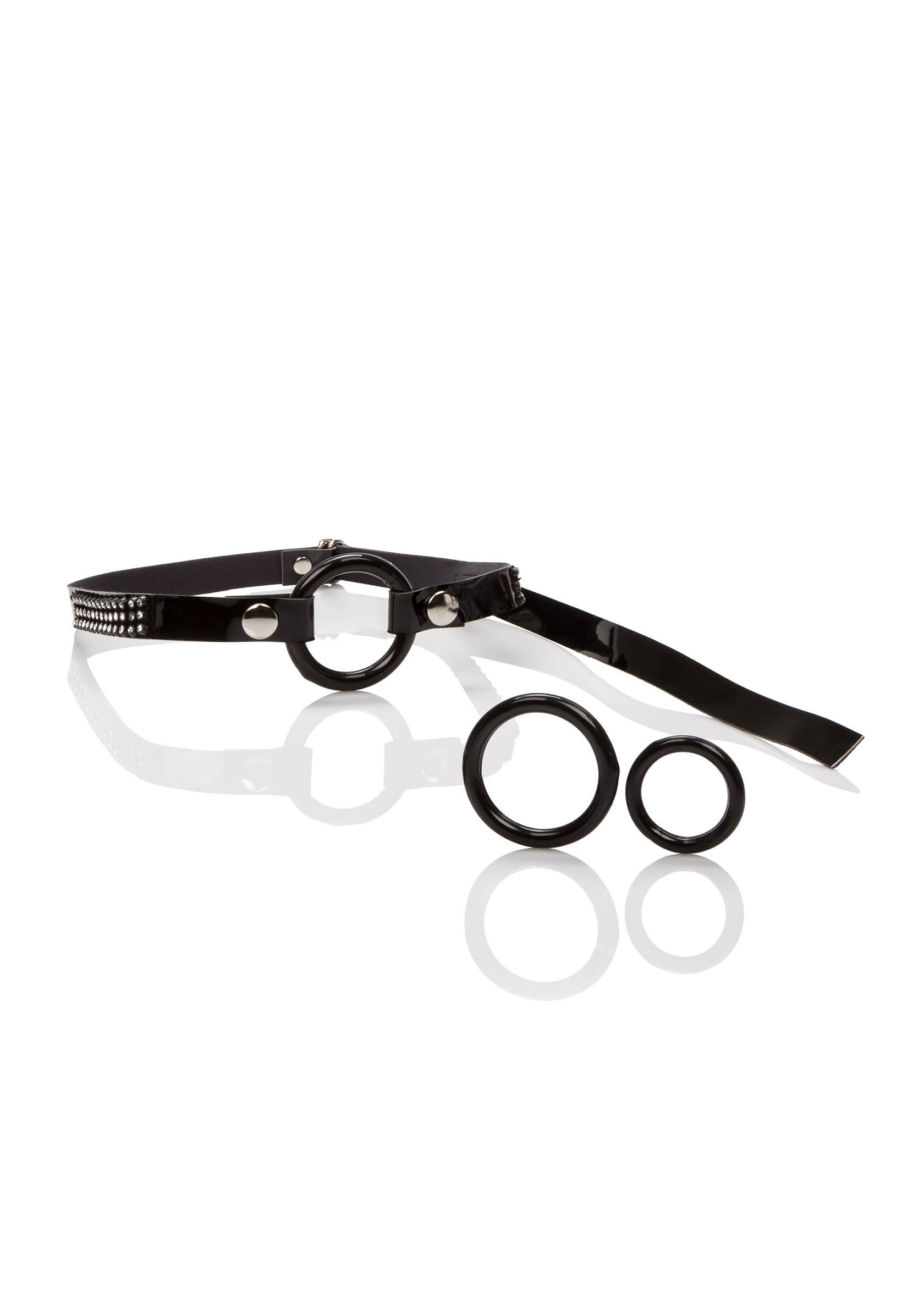 Collier noir brillant avec détails argentés et anneaux pour un look audacieux.; Glanzende zwarte choker met zilverkleurige details en ringen voor een gewaagde look.; Glossy black choker with silver details and rings for a bold look.