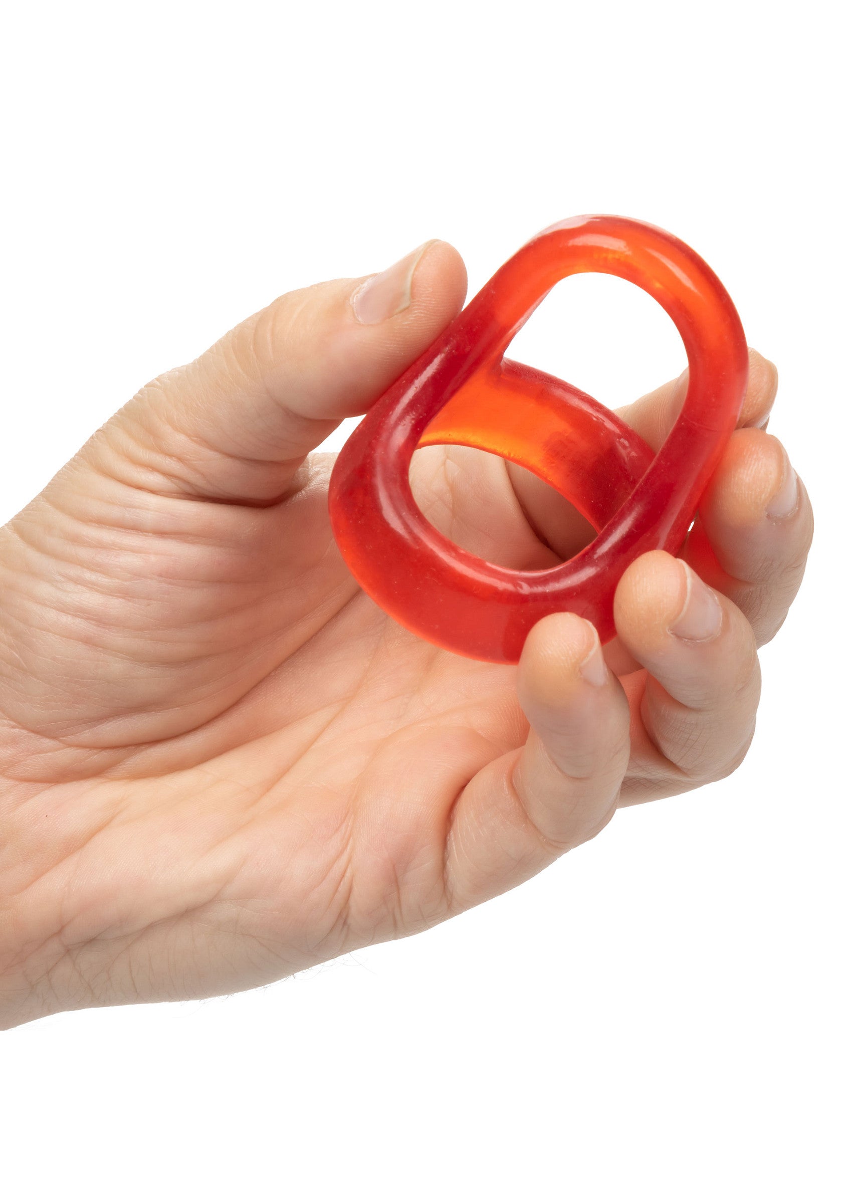 Anneau vibrant en silicone rouge dans une main pour le plaisir en couple.; Rode siliconen vibrerende ring in een hand voor plezier voor koppels.; Red silicone vibrating ring in hand for couple's pleasure.