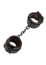 Menottes noires classiques pour une expérience audacieuse et sécurisée. Confortables et réglables.; Klassieke zwarte handboeien voor een gedurfde en veilige ervaring. Comfortabel en verstelbaar.; Classic black handcuffs for a daring and secure experience. Comfortable and adjustable.