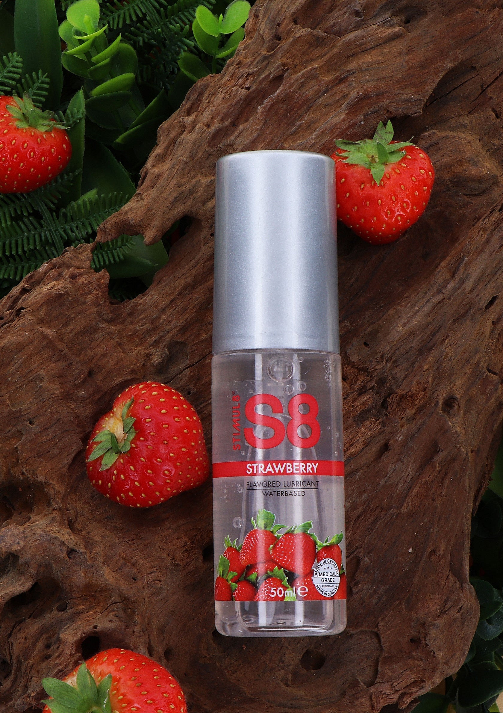 Lubrifiant S8 à la fraise pour plus de plaisir. Enrichissez votre vie amoureuse avec une saveur fruitée!; S8 aardbeien glijmiddel voor meer genot. Verrijk je liefdesleven met een fruitige smaak!; S8 Strawberry lubricant for extra pleasure. Enrich your love life with a fruity flavor!