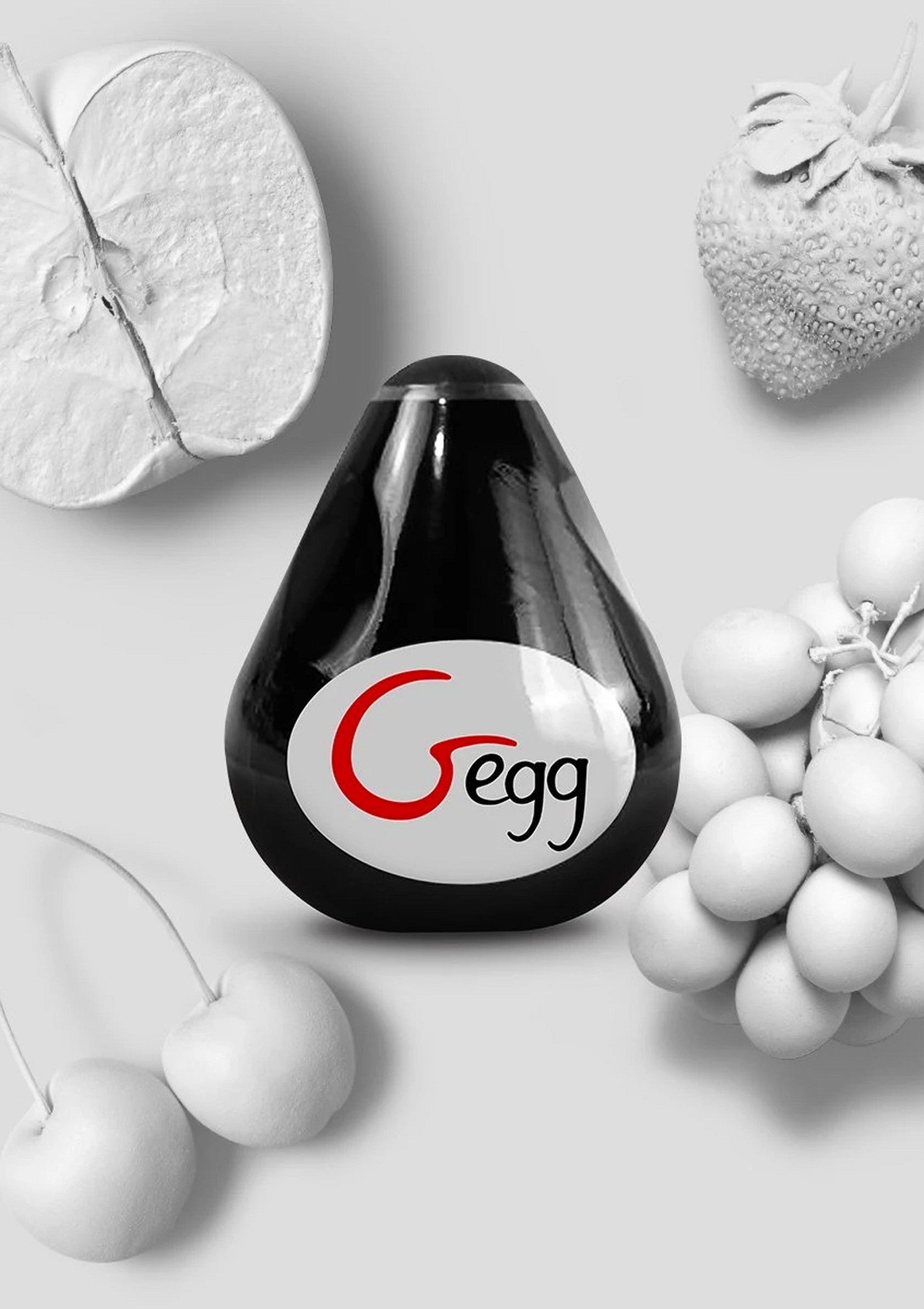 Bouteille noire 'Gegg' avec des fruits blancs. Produits uniques et design pour votre intérieur.; Zwarte 'Gegg' fles met witte vruchten. Unieke designproducten voor je interieur.; Black 'Gegg' bottle with white fruit. Unique and design products for your home.
