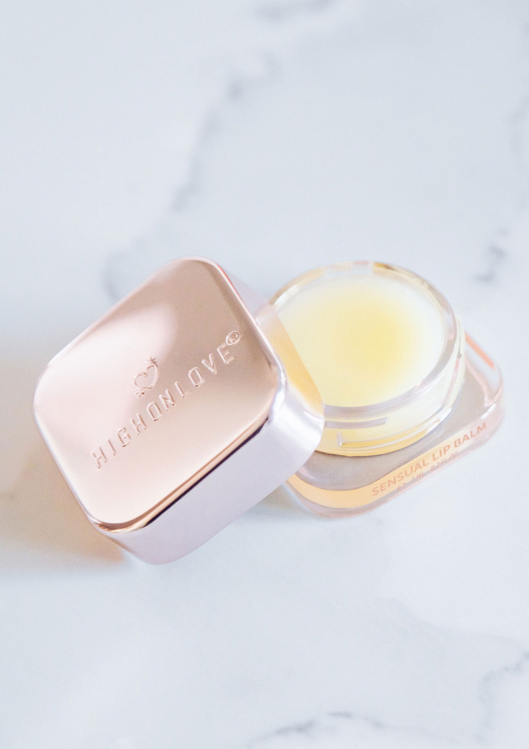 Baume à lèvres sensuel HighOnLove pour des lèvres douces et hydratées.; HighOnLove Sensuele lippenbalsem voor zachte en gehydrateerde lippen.; HighOnLove Sensual lip balm for soft, hydrated lips. 