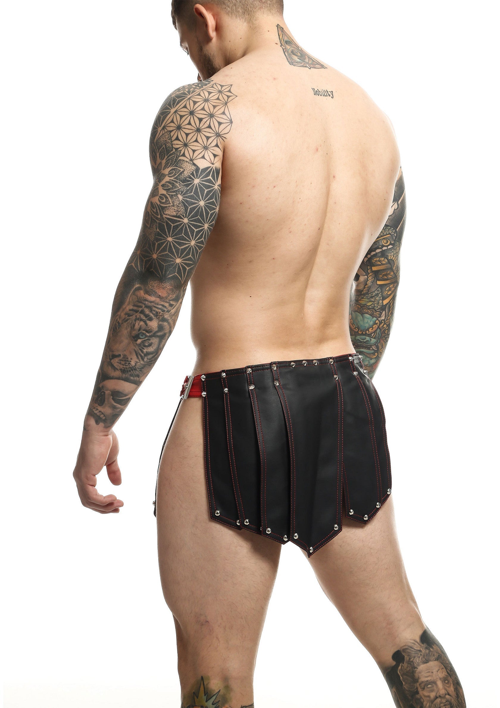 Jupe en cuir gladiateur pour homme, design unique. Parfait pour un look audacieux et original.; Leren gladiatorschort voor heren, uniek ontwerp. Perfect voor een stoere en originele look.; Men's leather gladiator skirt, unique design. Perfect for a bold and original look.