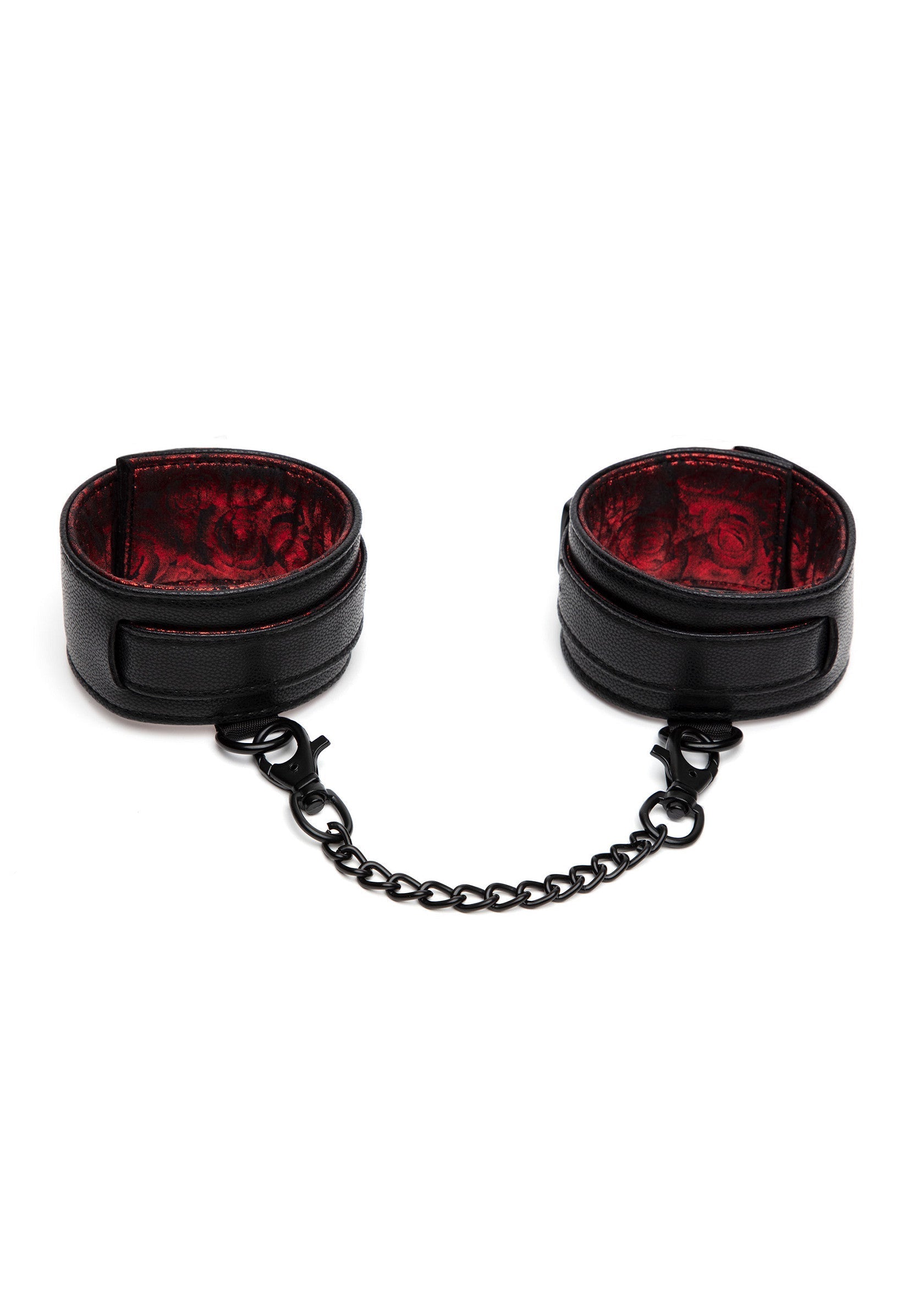 Menottes en cuir noir avec doublure rouge et chaîne en métal. Accessoire de bondage.; Zwarte lederen handboeien met rode voering en metalen ketting. Bondage accessoire.; Black leather cuffs with red lining and metal chain. Bondage accessory.