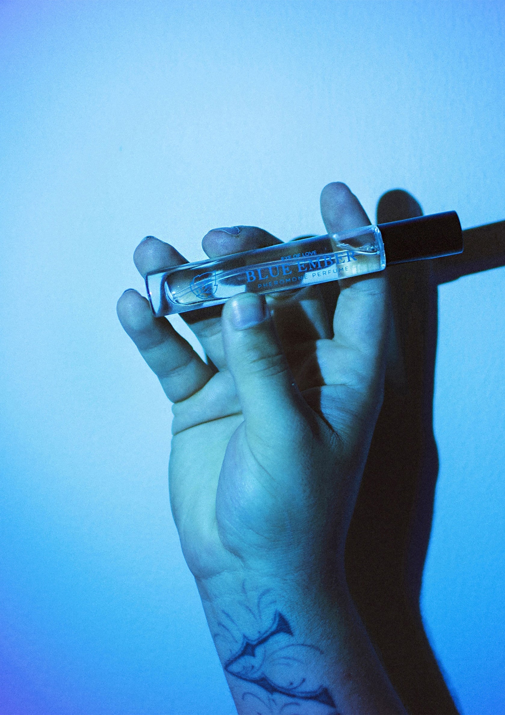 Huile parfumée roll-on de luxe. Parfait pour les voyages et retouches. Un parfum sophistiqué dans un format compact.; Luxe roll-on parfumolie. Perfect voor reizen en bijwerken. Een verfijnde geur in een compact formaat.; Luxury roll-on perfume oil. Perfect for travel and touch-ups. A sophisticated fragrance in a compact size.