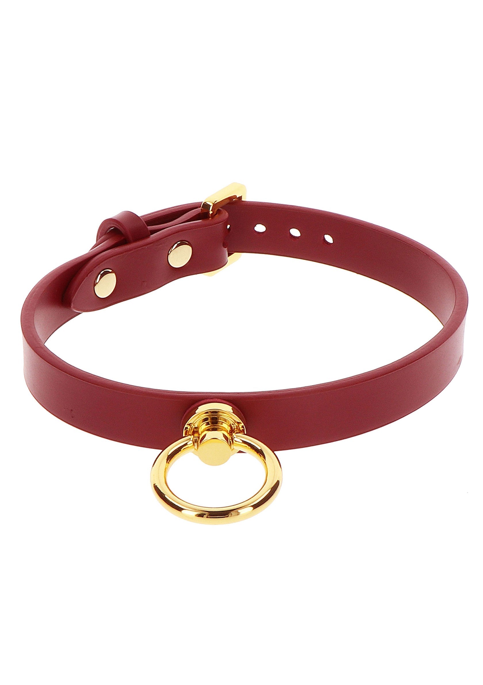 Collier rouge bordeaux avec anneau doré. Accessoire de mode élégant et audacieux.; Bordeaux rode halsband met gouden ring. Stijlvol en gedurfd modeaccessoire.; Burgundy red collar with gold ring. Stylish and edgy fashion accessory.