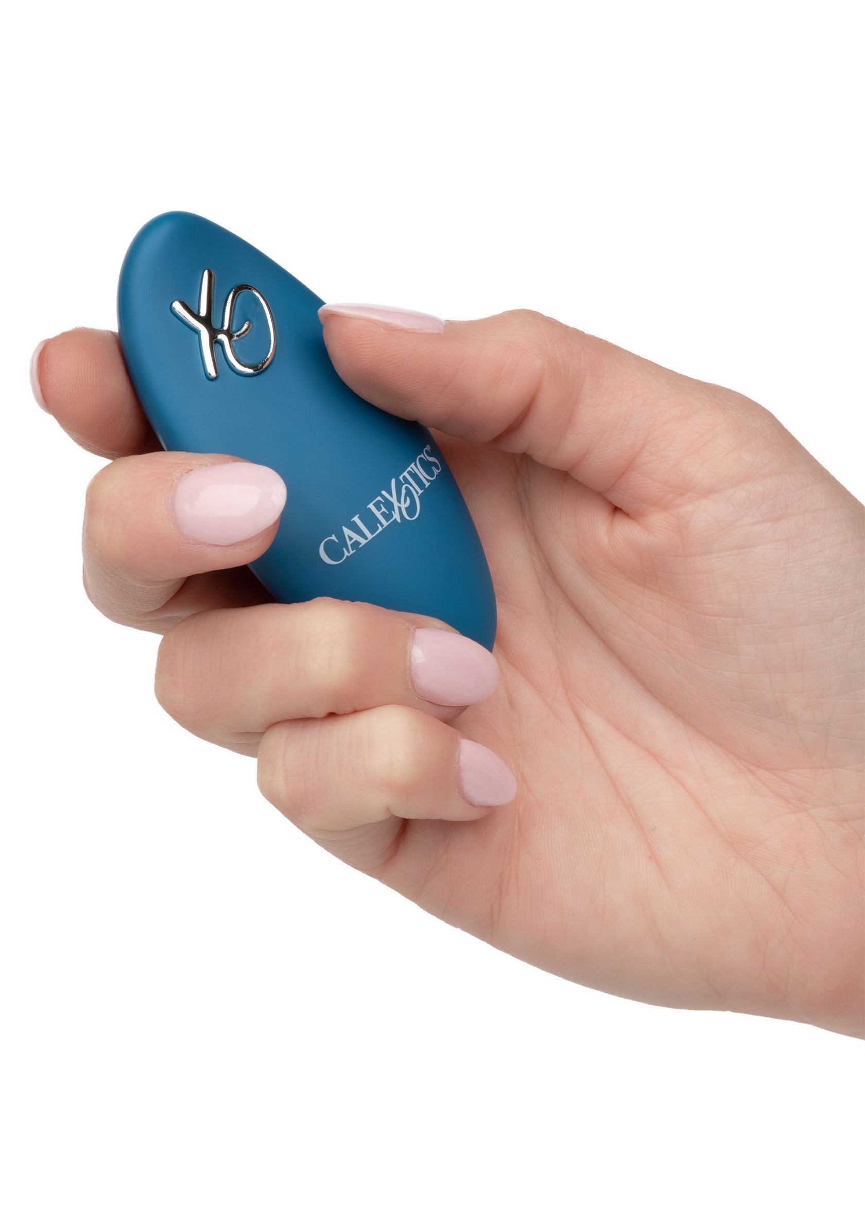 Télécommande bleu Calexotics dans une main pour le plaisir.; Blauwe Calexotics afstandsbediening in hand voor plezier.; Blue Calexotics remote in hand for pleasure.