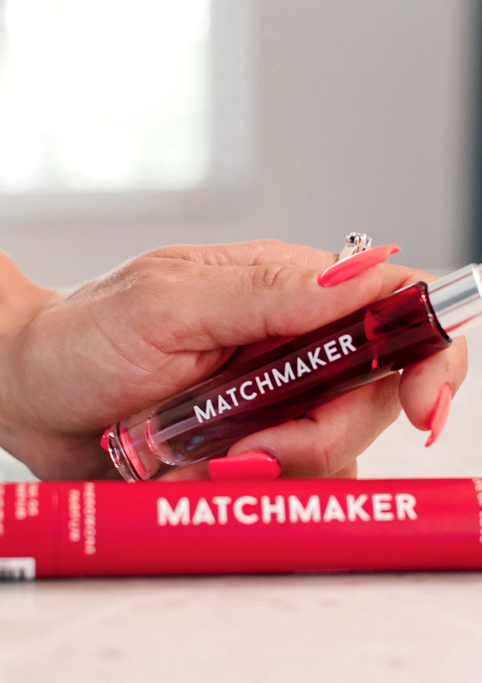 Parfum Matchmaker : senteur enivrante dans un flacon roll-on pratique. Trouvez votre combinaison parfaite !; Matchmaker parfum: bedwelmende geur in handige rollerball flacon. Vind je perfecte match!; Matchmaker perfume: intoxicating scent in a convenient rollerball bottle. Find your perfect match!