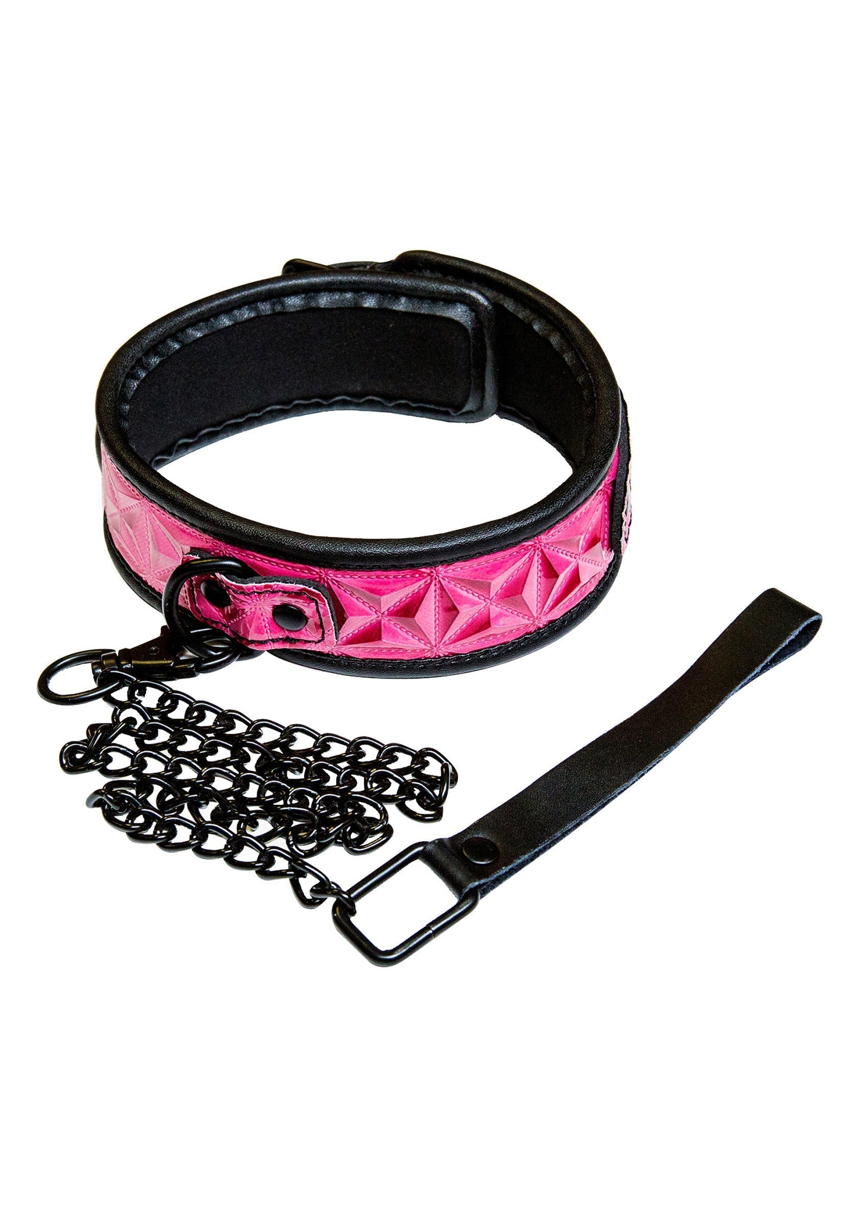 Collier rose à motifs avec chaîne noire et laisse pour un look audacieux.; Roze halsband met patroon en zwarte ketting en riem voor een gewaagde look.; Pink patterned collar with black chain and leash for a bold look.