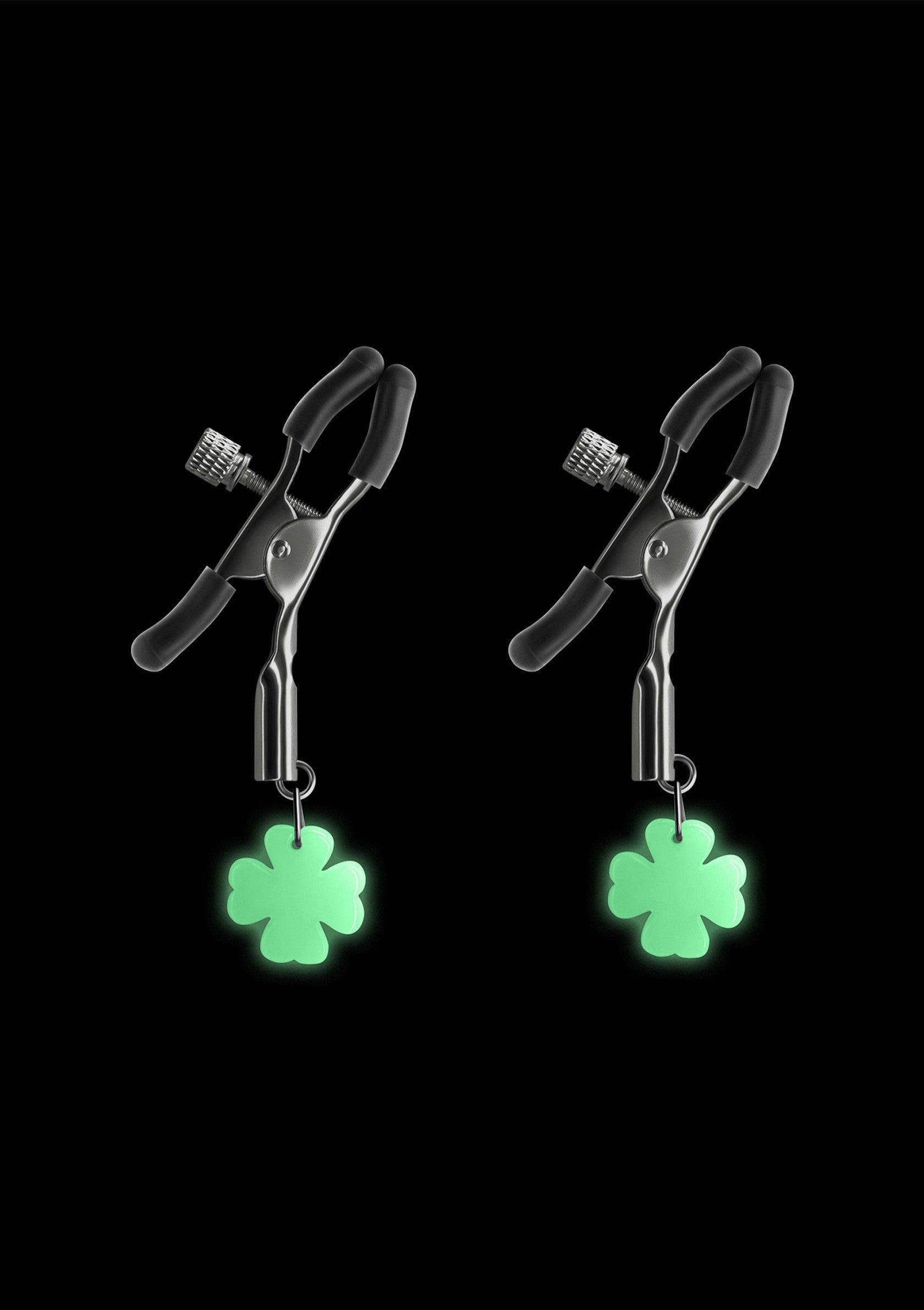 Pinces à tétons avec pendentifs trèfle. Accessoire coquin pour pimenter votre vie amoureuse.; Nippelklemmen met klaver bedels. Speels accessoire om je liefdesleven op te fleuren.; Nipple clamps with clover charms. A playful accessory to spice up your love life.