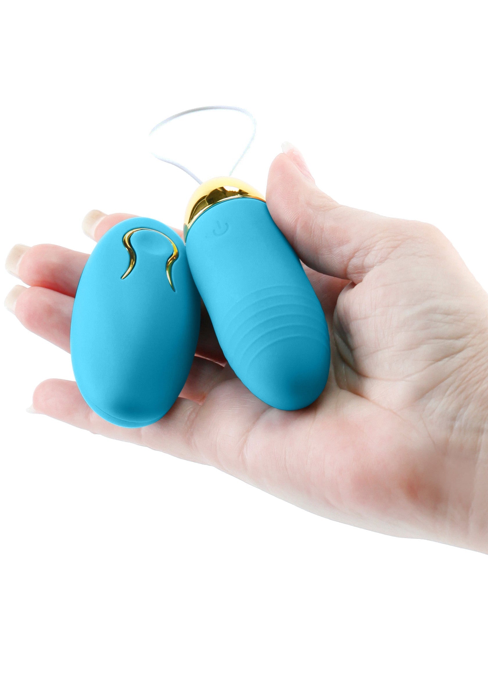 Vibromasseur et oeuf vibrant bleus dans une main, pour des sensations intenses et variées. Plaisir garanti !; Blauwe vibrator en vibrerend ei in een hand, voor intense en gevarieerde gevoelens. Plezier gegarandeerd!; Blue vibrator and vibrating egg in hand, for intense and varied sensations. Pleasure guaranteed!