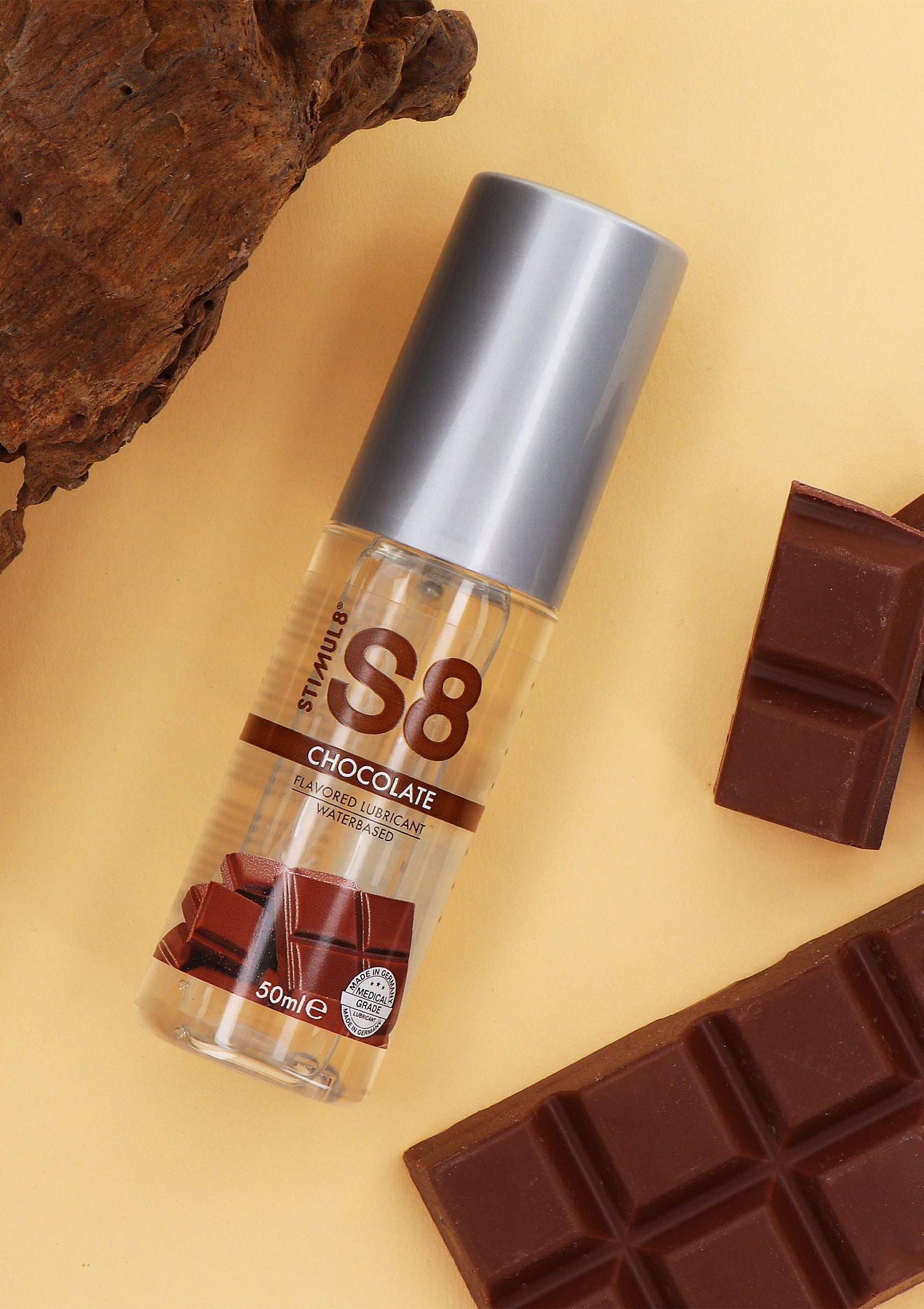 Lubrifiant aromatisé chocolat S8. Plaisir gourmand et intense pour des moments inoubliables. Contenance : 50 ml.; S8 chocolade glijmiddel. Een overheerlijke en intense ervaring voor onvergetelijke momenten. Inhoud: 50 ml.; S8 chocolate flavored lubricant. Delicious & intense pleasure for unforgettable moments. 50 ml bottle.