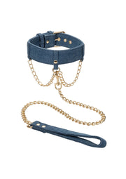 Collier et laisse en jean avec chaîne dorée pour un look tendance et original.; Denim halsband en riem met gouden ketting voor een trendy en originele look.; Denim collar and leash with gold chain for a trendy and edgy look.