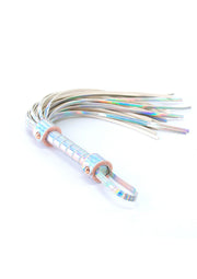 Cravache holographique brillante pour pimenter vos jeux coquins. Sensations garanties !; Glanzende holografische zweep om je ondeugende spelletjes op te fleuren. Gegarandeerde sensaties!; Shiny holographic flogger to spice up your kinky games. Guaranteed sensations!