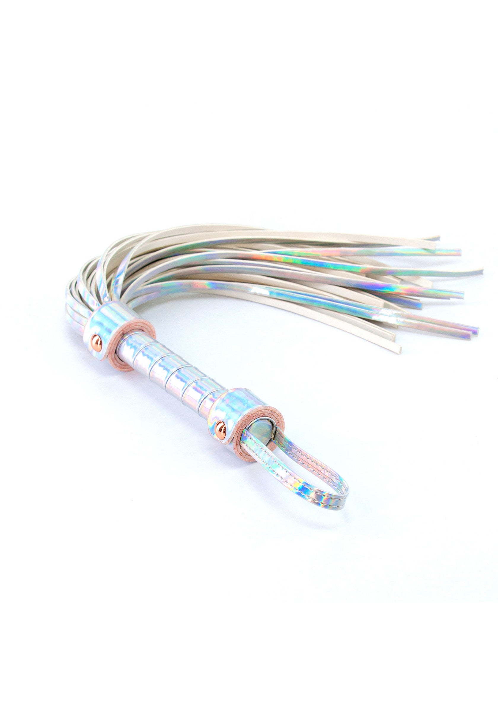 Cravache holographique brillante pour pimenter vos jeux coquins. Sensations garanties !; Glanzende holografische zweep om je ondeugende spelletjes op te fleuren. Gegarandeerde sensaties!; Shiny holographic flogger to spice up your kinky games. Guaranteed sensations!