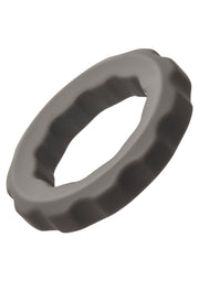 Anneau texturé gris, accessoire discret pour le plaisir et l'épanouissement personnel.; Grijze, getextureerde ring, discreet accessoire voor plezier en persoonlijke groei.; Gray textured ring, discreet accessory for pleasure and personal growth.
