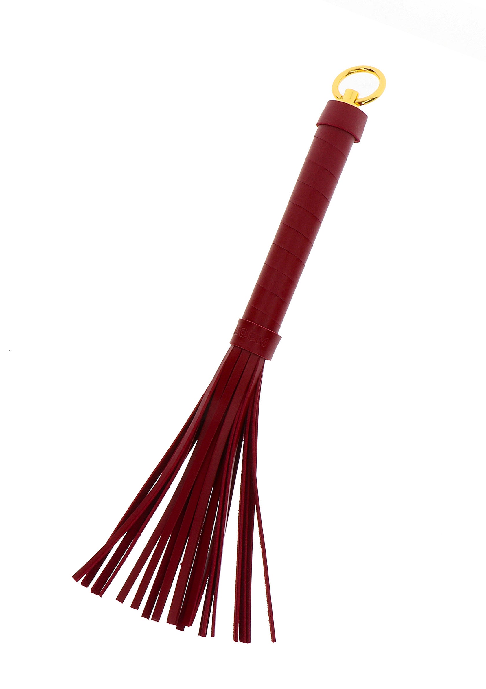 Cravache rouge en cuir avec anneau doré. Accessoire de plaisir pour adultes.; Rode lederen zweep met gouden ring. Plezieraccessoire voor volwassenen.; Red leather flogger with gold ring. Adult pleasure accessory.