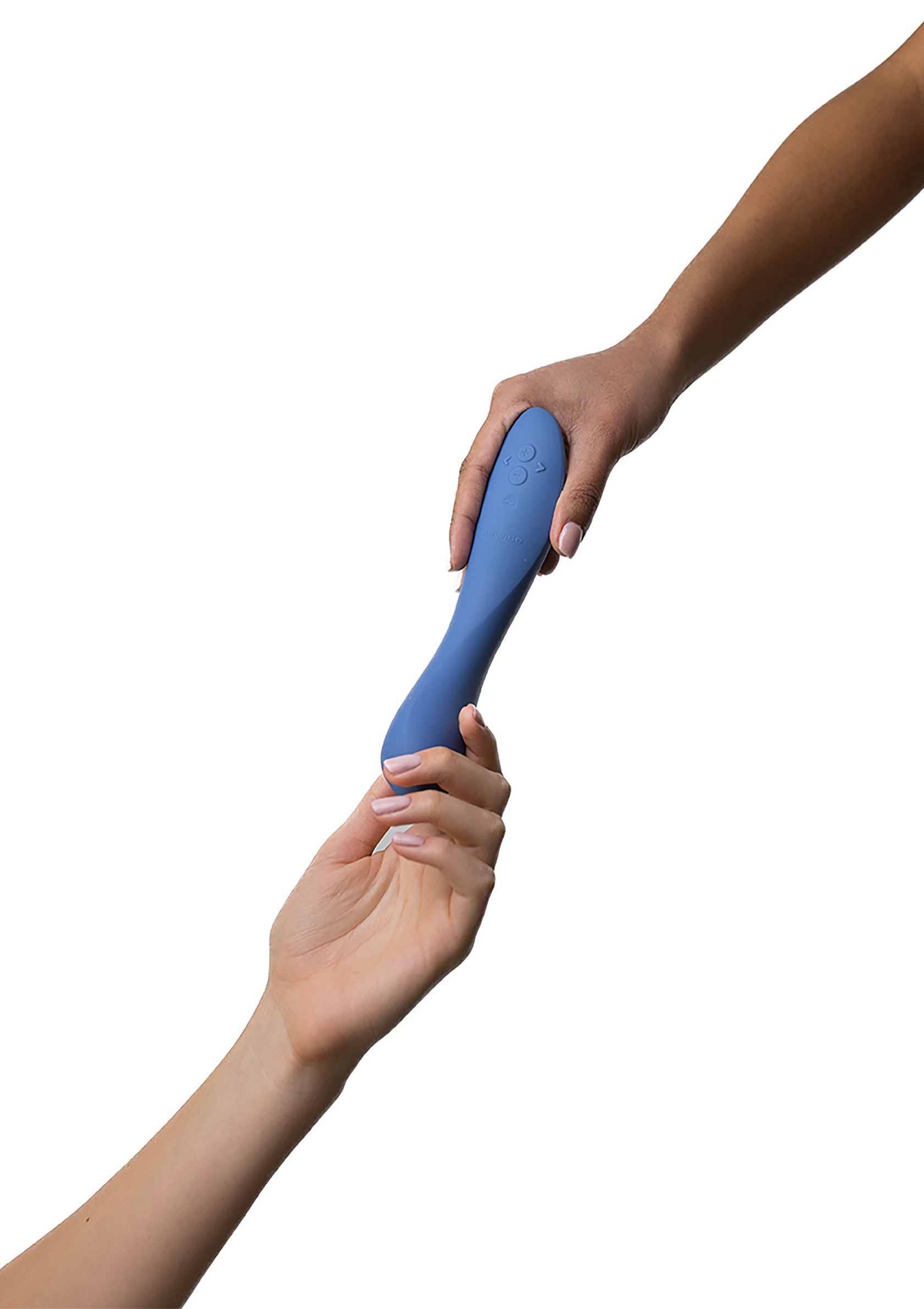 Vibrateur en silicone bleu tenu par deux mains. Plaisir et bien-être assurés.; Blauwe siliconen vibrator vastgehouden door twee handen. Gegarandeerd plezier en welzijn.; Blue silicone vibrator held by two hands. Pleasure and well-being guaranteed.