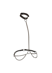 Harnais de corps noir avec chaîne, accessoire de mode audacieux et élégant.; Zwart body harnas met ketting, een gewaagde en stijlvolle fashion accessoire.; Black body harness with chain, a bold and stylish fashion accessory.