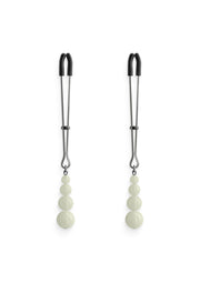 Pinces à tétons avec pendentifs perlés pour un plaisir sensuel accru.; Tepelklemmen met parel hangers voor extra sensueel genot.; Nipple clamps with beaded dangles for extra sensual pleasure.