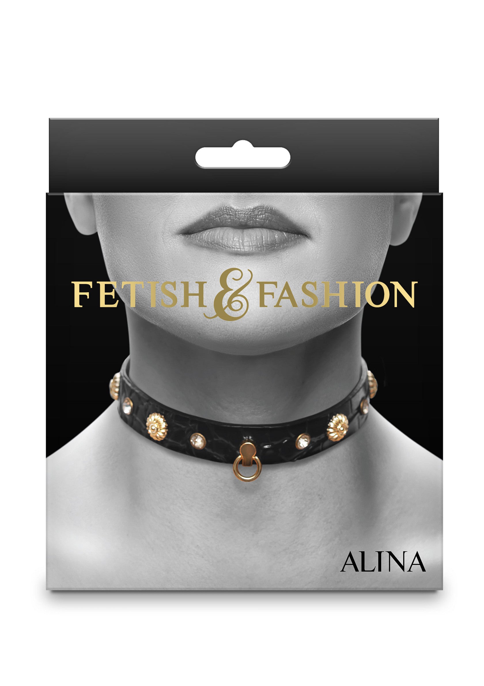 Collier ras du cou noir clouté avec un anneau doré. Accessoire de mode audacieux pour un look unique.; Zwarte choker halsband met studs en een gouden ring. Gedurfd modeaccessoire voor een unieke look.; Black studded choker with a golden ring. Bold fashion accessory for a unique look. 