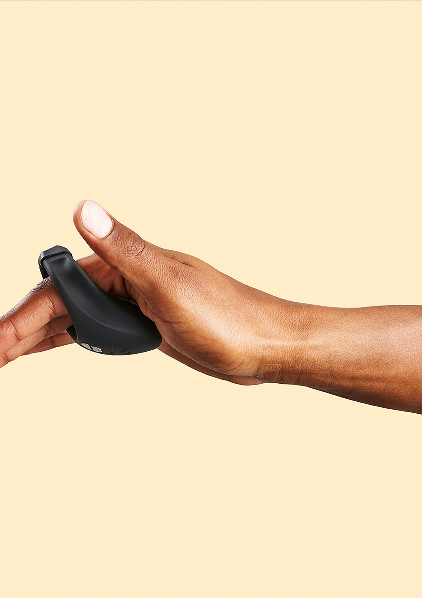 Vibromasseur à doigt portable. Un plaisir intense à portée de main.; Draagbare vinger vibrator. Intens genot binnen handbereik.; Wearable finger vibrator. Intense pleasure at your fingertips.