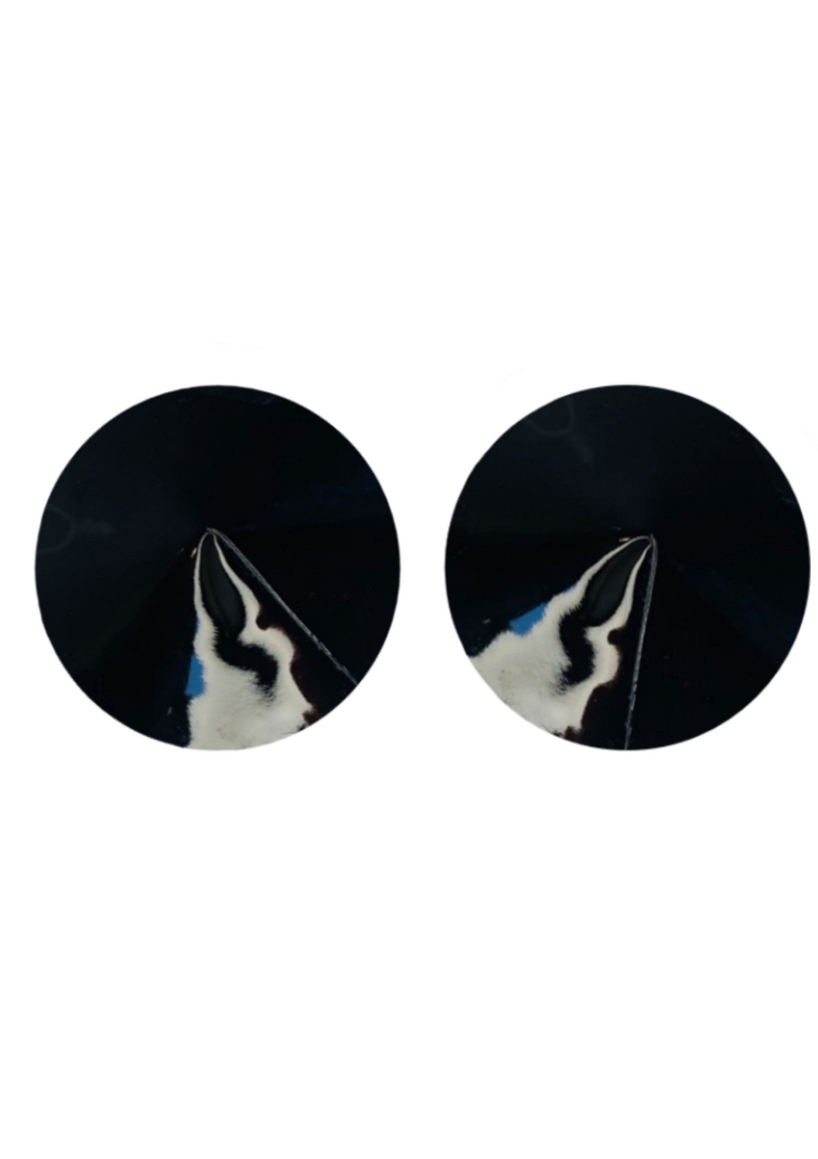 Paire de patchs ronds réutilisables avec motif abstrait noir et blanc.; Set herbruikbare, ronde tepelbedekkers met een abstract zwart-wit design.; Reusable round nipple covers with an abstract black and white design.