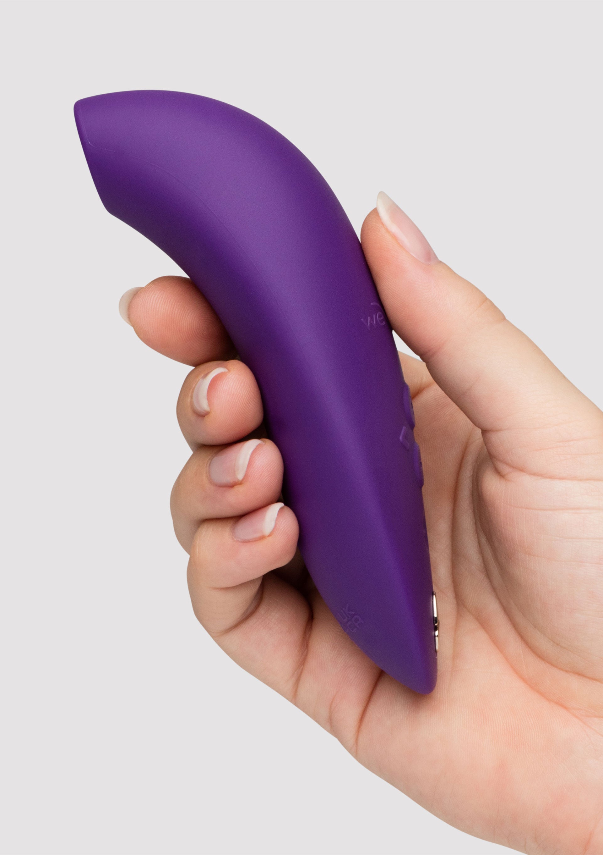 Masseur personnel violet élégant pour le plaisir et la détente. Découvrez le bonheur !; Stijlvolle paarse persoonlijke stimulator voor plezier en ontspanning. Ontdek geluk!; Sleek purple personal massager for pleasure and relaxation. Discover bliss!