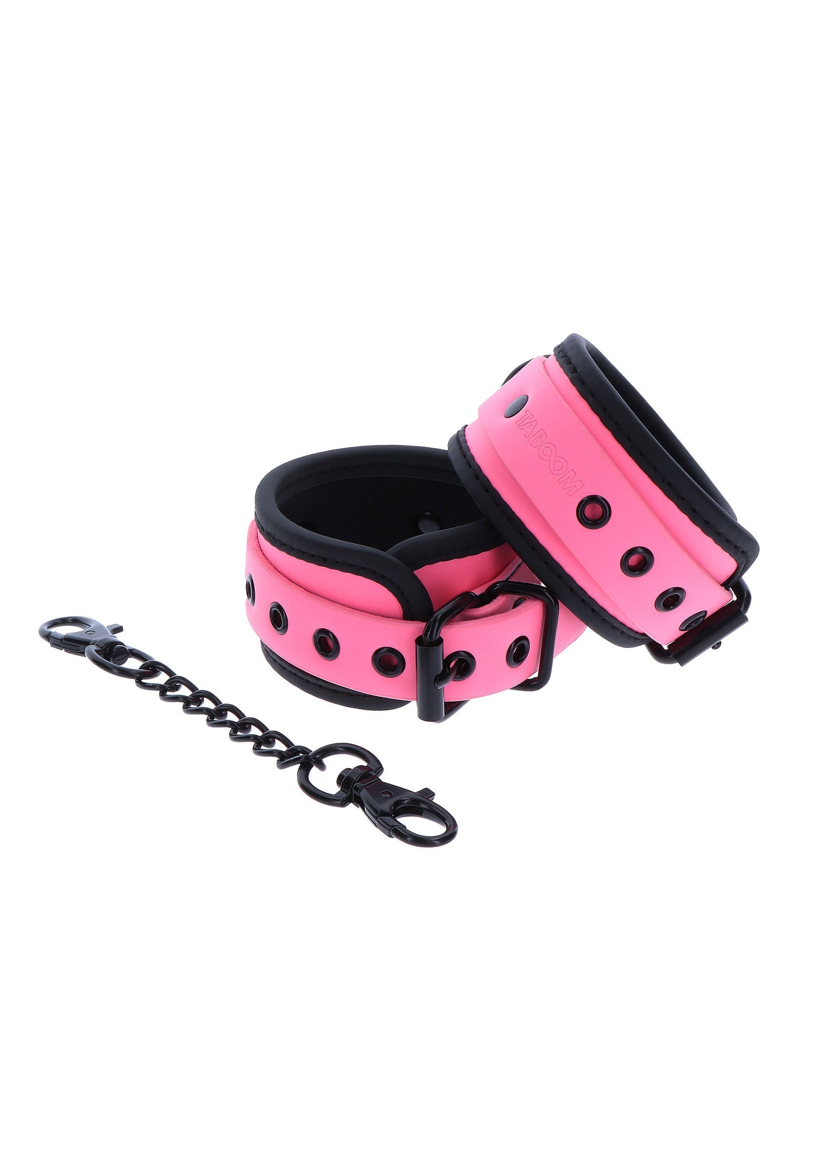 Menottes roses avec chaîne noire pour jeux coquins. Douces et réglables.; Roze handboeien met zwarte ketting voor speelse momenten. Zacht en verstelbaar.; Pink faux leather cuffs with black chain for playful fun. Soft and adjustable.