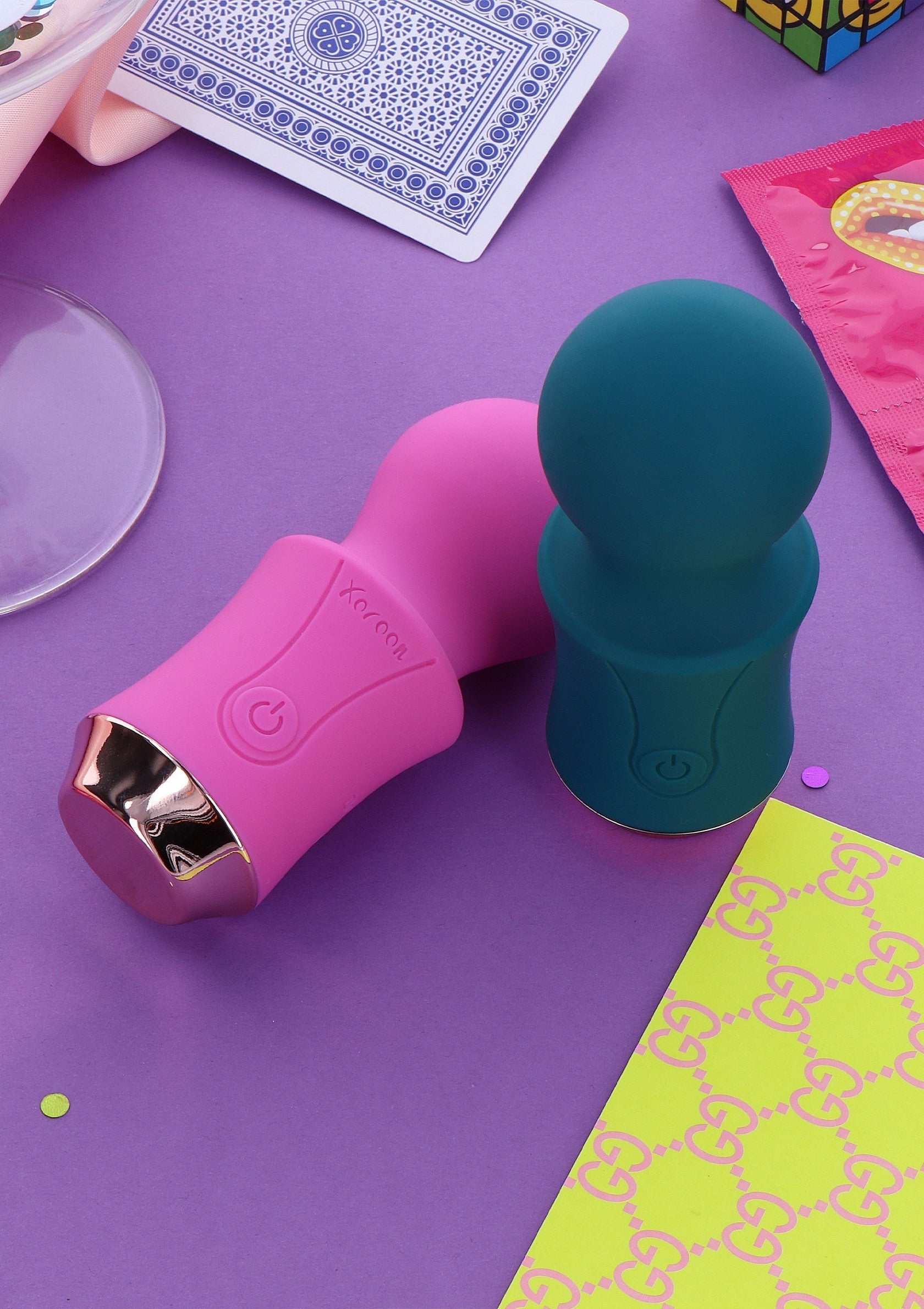 Vibromasseurs roses et verts sur fond violet. Explorez le plaisir avec nos jouets innovants et élégants.; Roze en groene vibrators op een paarse achtergrond. Ontdek genot met onze innovatieve en stijlvolle speeltjes.; Pink and green vibrators on a purple background. Explore pleasure with our innovative and stylish toys.