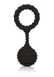 Hochet noir texturé avec anneau et boule, idéal pour l'éveil de bébé.; Zwarte, getextureerde rammelaar met ring en bal, perfect voor de ontwikkeling van baby's.; Textured black rattle toy with ring and ball, perfect for baby development.
