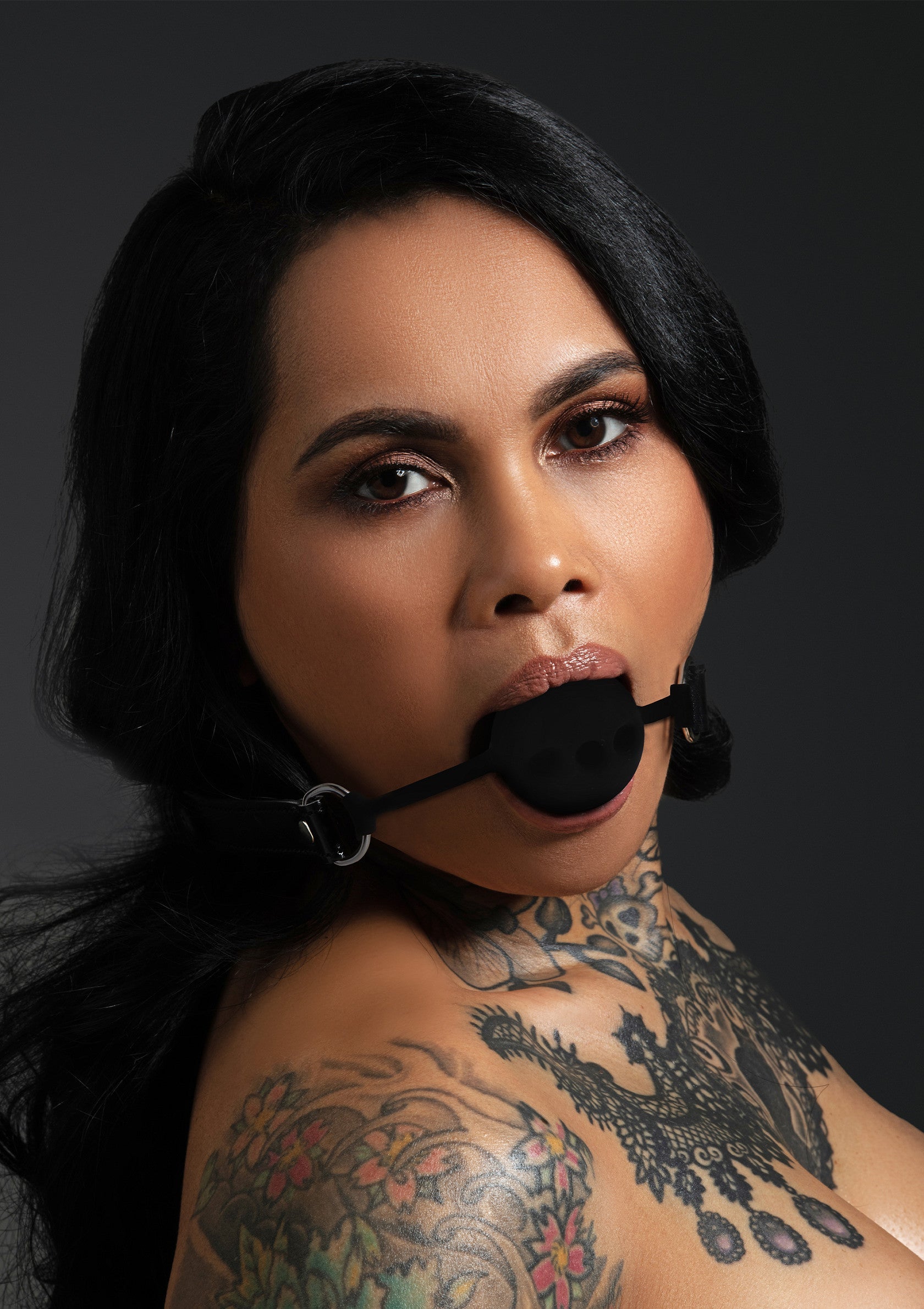 Gag noir avec une femme tatouée. Accessoires érotiques pour adultes. Découvrez notre sélection de produits coquins.; Zwarte balgag met getatoeëerde vrouw. Erotische accessoires voor volwassenen. Bekijk onze selectie ondeugende producten.; Black gag with tattooed woman. Adult erotic accessories. Check our selection of naughty products.
