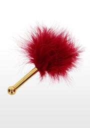 Plumeau rouge avec manche doré pour chatouiller ou décorer.; Rode veren plumeau met gouden handvat om te kietelen of decoreren.; Red feather teaser with gold handle for tickling or decorating.