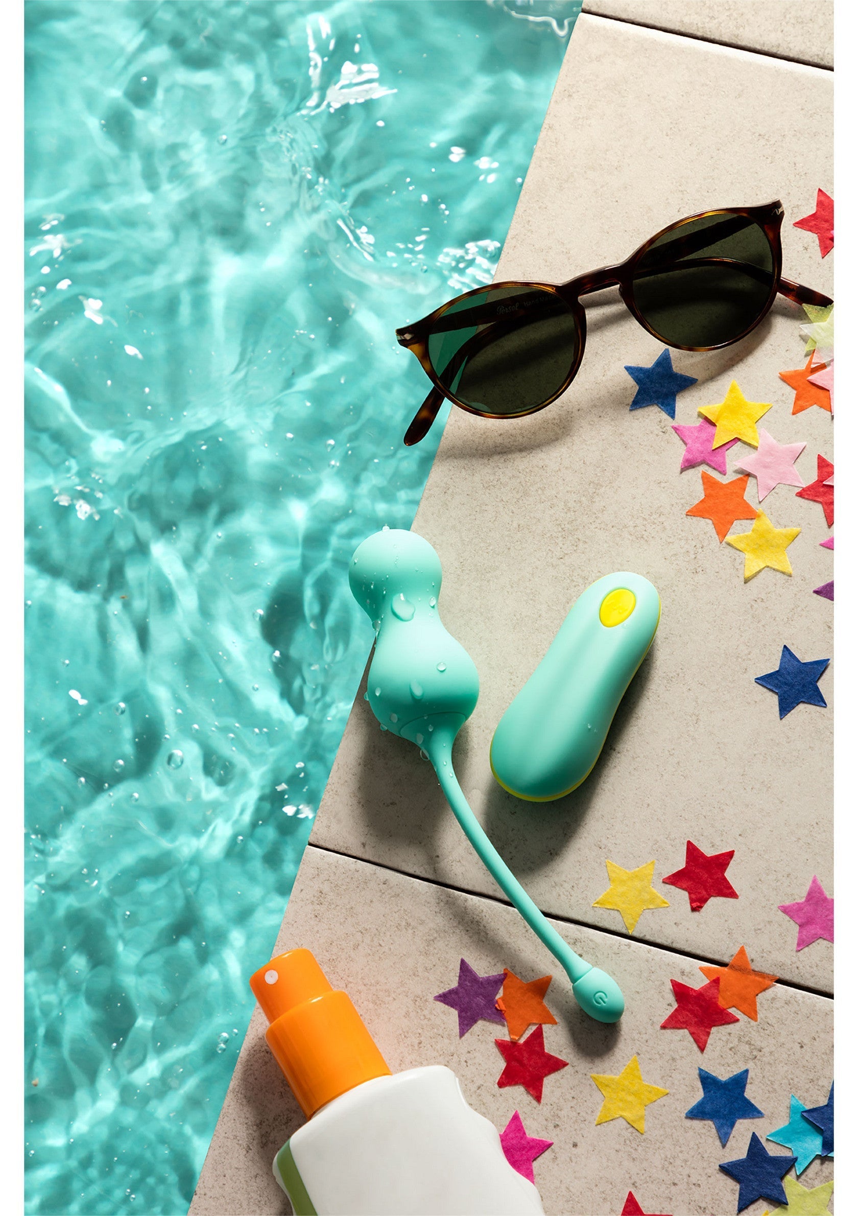 Essentiels d'été au bord de la piscine : lunettes de soleil, crème solaire, jouets aquatiques pour adultes.; Zomerbenodigdheden aan het zwembad: zonnebril, zonnebrandcrème, speeltjes voor volwassenen.; Poolside summer essentials: sunglasses, sunscreen, adult toys. Shop now!