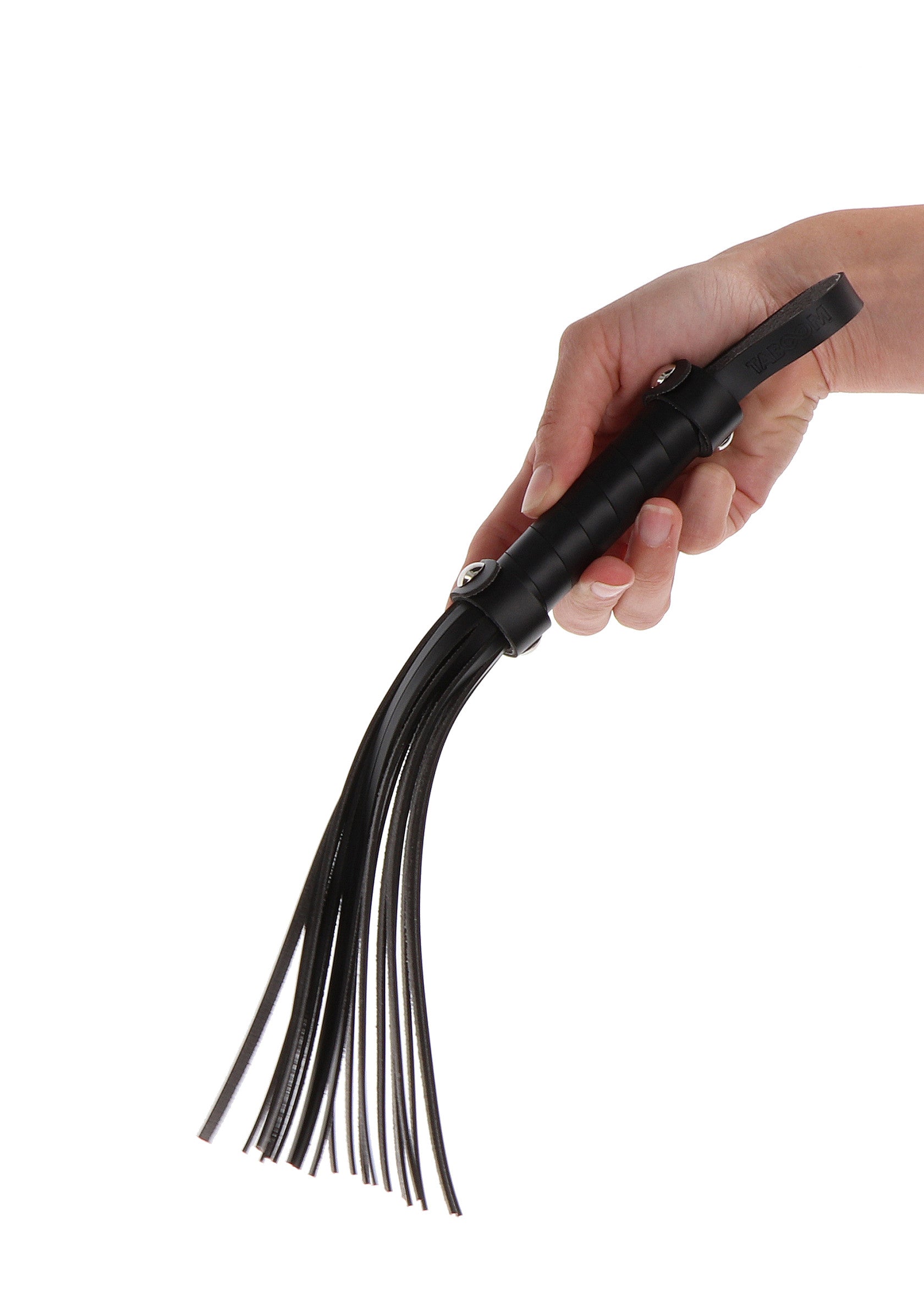 Cravache noire élégante, parfaite pour le plaisir sensuel. Découvrez la! ; Elegante zwarte zweep, perfect voor sensueel plezier. Ontdek het nu! ; Elegant black flogger, perfect for sensual pleasure. Discover it now!