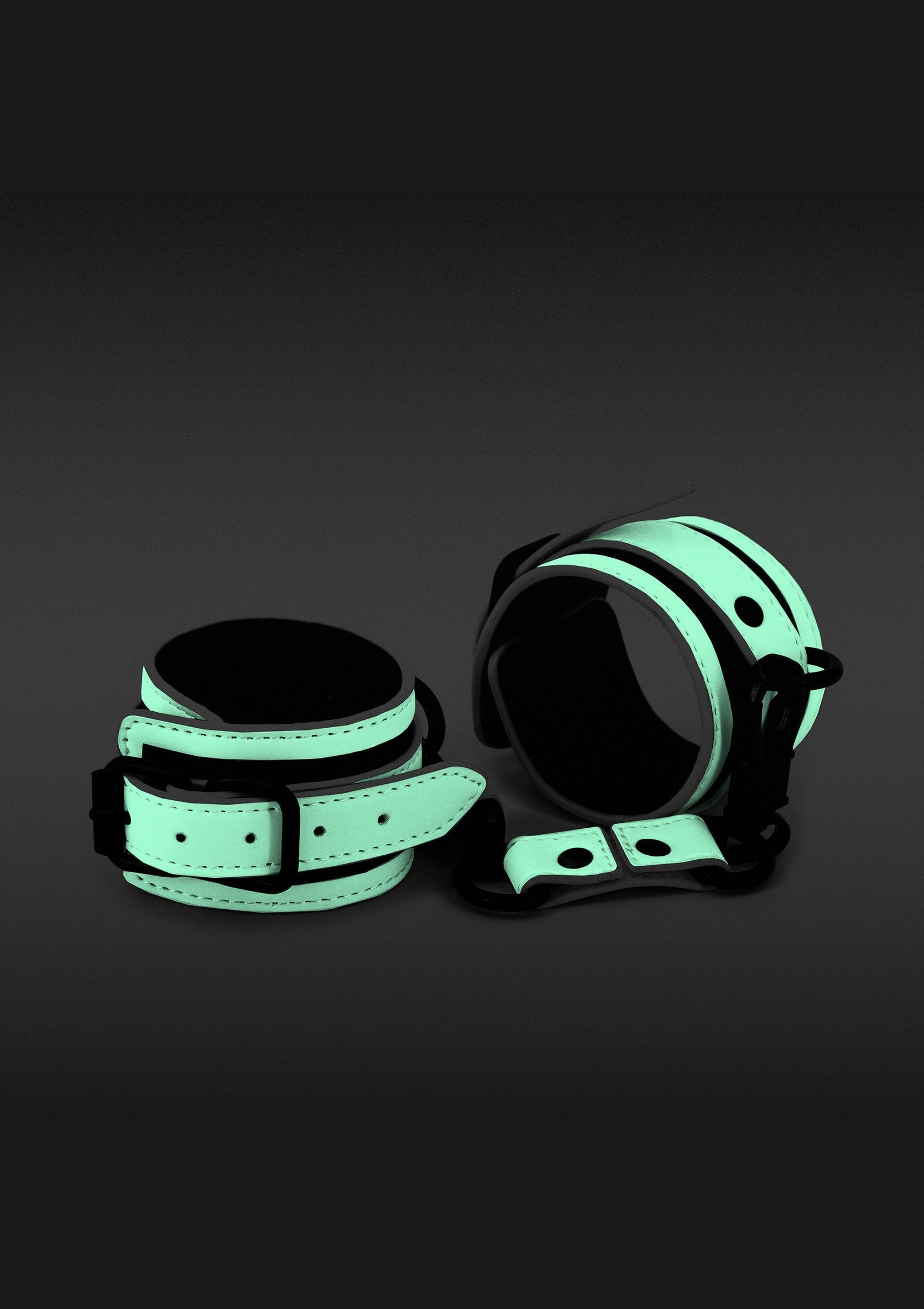 Menottes lumineuses pour adultes. Accessoires de plaisir pour pimenter votre vie amoureuse.; Lichtgevende handboeien voor volwassenen. Plezier accessoires om je liefdesleven mee op te fleuren.; Glow-in-the-dark adult restraints. Fun accessories to spice up your love life.