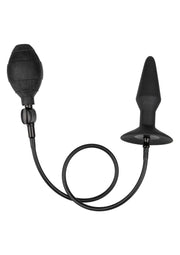 Plug anal gonflable noir pour une sensation intense et personnalisable.; Opblaasbare zwarte anale plug voor een intense en aanpasbare ervaring.; Inflatable black anal plug for an intense and customizable sensation.