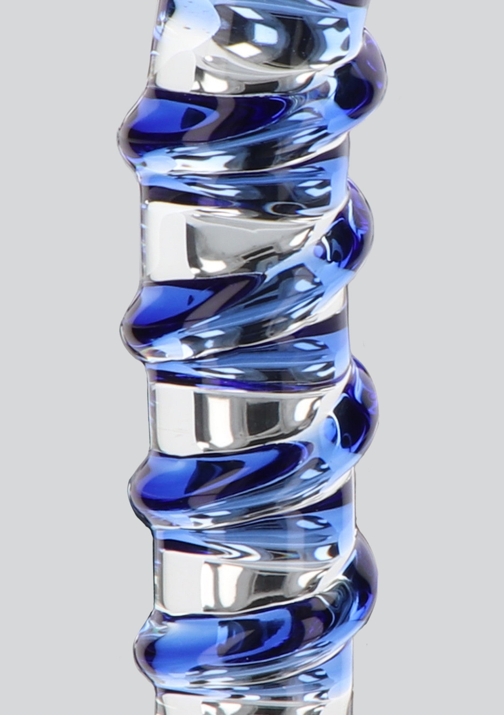 Verre torsadé bleu et transparent unique. Parfait pour une touche d'élégance à votre table.; Uniek blauw en helder gedraaid glas. Perfect voor een vleugje elegantie aan uw tafel.; Unique blue and clear twisted glass. Perfect for adding a touch of elegance to your table.