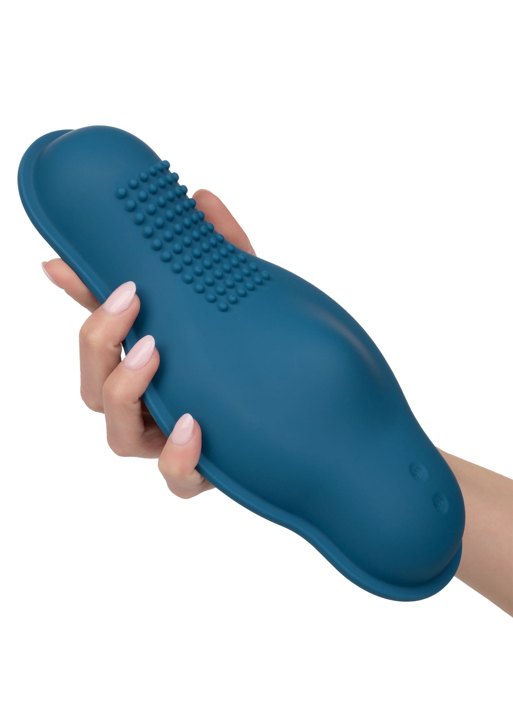 Masseur vibrant bleu pétrole tenu dans une main, avec des picots pour une expérience sensorielle intense.; Petrolblauwe vibrerende stimulator in een hand, met noppen voor een intense zintuiglijke ervaring.; Teal vibrator massager held in a hand, featuring textured nubs for an intense sensory experience.
