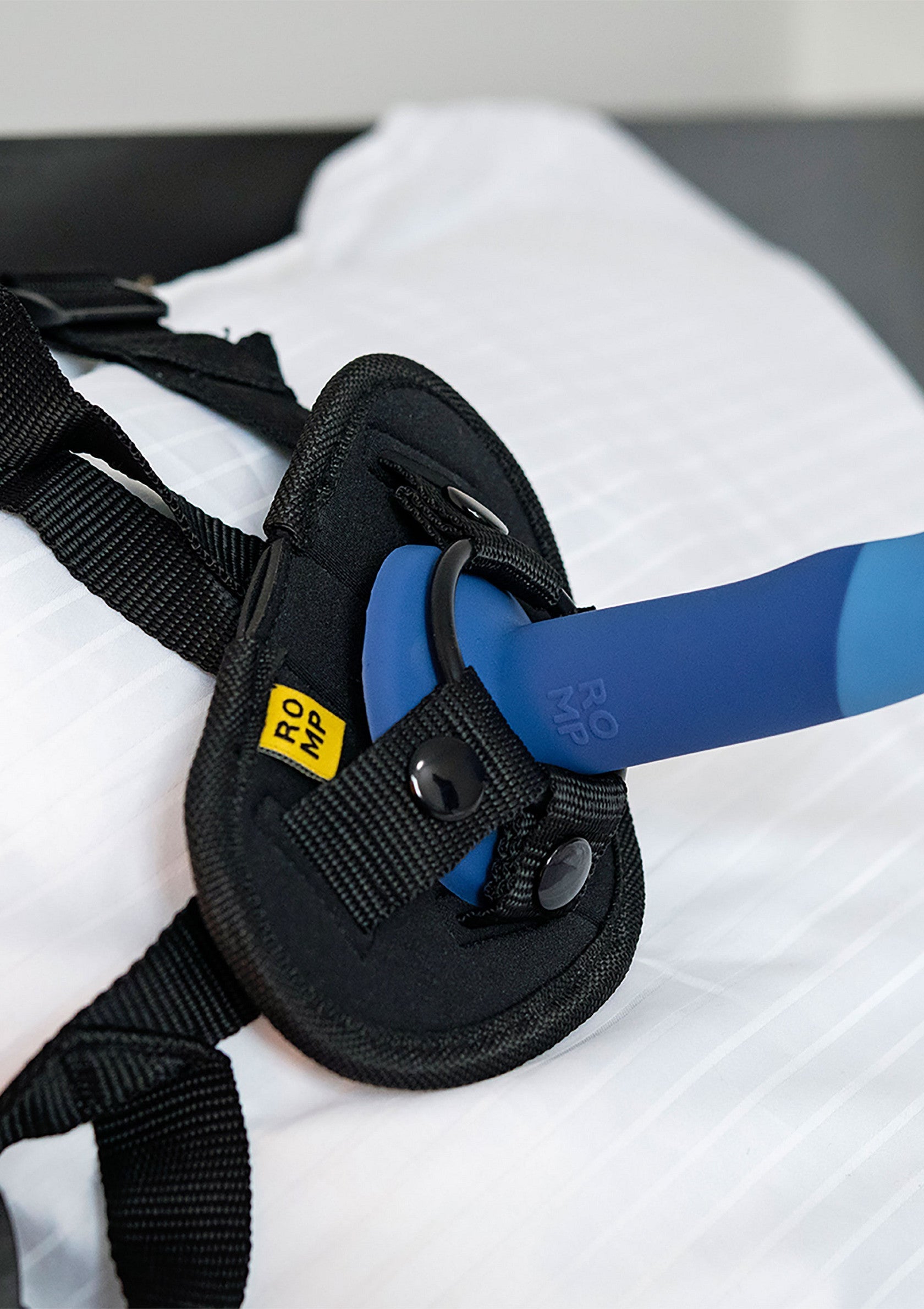 Harnais ROMP noir réglable pour une expérience confortable et personnalisée.; Verstelbaar zwart ROMP harnas voor een comfortabele en persoonlijke ervaring.; Adjustable black ROMP harness for a comfortable and customized experience.